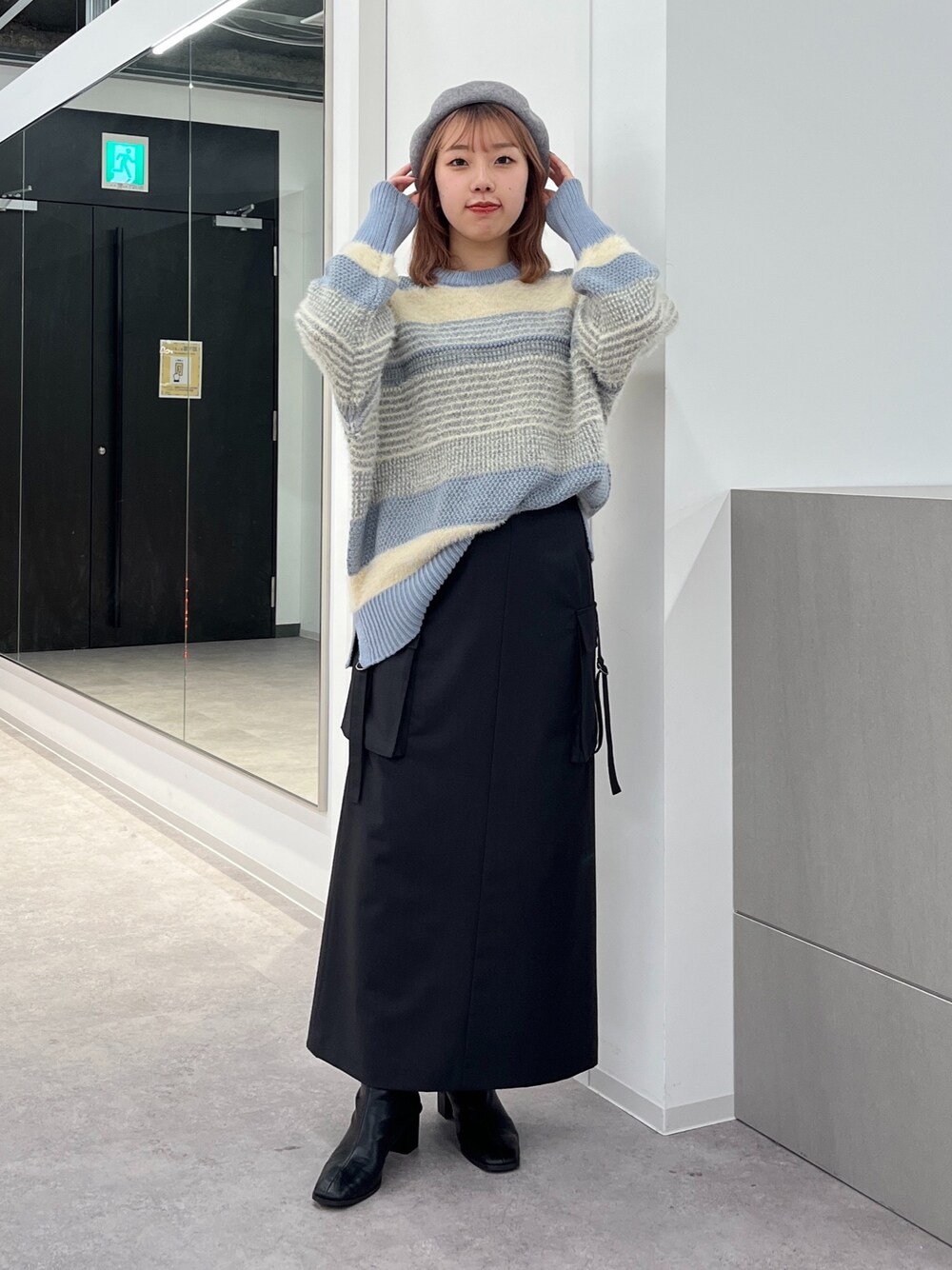 「ニット、冬コーデ、きれいめカジュアル、ファッションを楽しもう、お出かけコーデ、マルチボーダー、ブルー、ブルーコーデ、オーバーサイズ、ゆるニット、カーゴスカート、ロングスカート、骨格ウェーブ、ベレー帽、オトナカジュアル」｜「FREE'S MARTの◆シャギーミックスボーダーニット（ニット/セーター、ブルー系）」を使った、misakiさん（レディース・157cm）の秋コーディネートの1枚目の写真