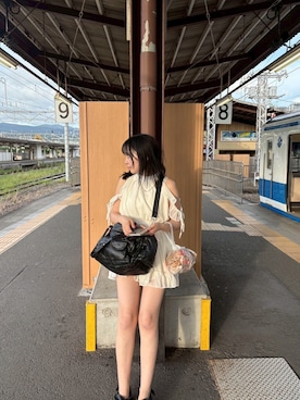 「Ambre Neige（アンブルネージュ）のopen shoulder frill one piece / オープンショルダーフリルワンピース（ワンピース、ホワイト系）」を使った、ひなさん（レディース・156cm）の夏コーディネート