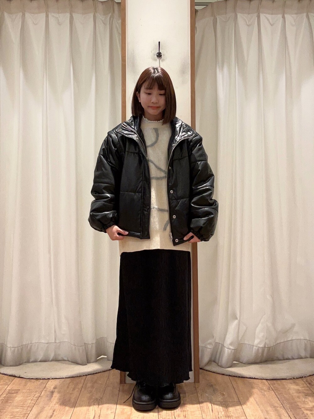 「ehka sopoのベロアプリーツナロースカート（スカート、ブラック系）」を使った、akaneさん（レディース・152cm）の冬コーディネートの1枚目の写真