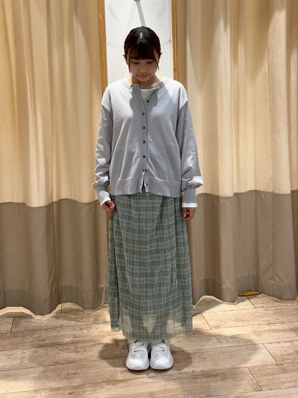 「Samansa Mos2 blueのラメプリーツアソート柄スカート（スカート、グリーン系）」を使った、akaneさん（レディース・152cm）の春コーディネートの1枚目の写真