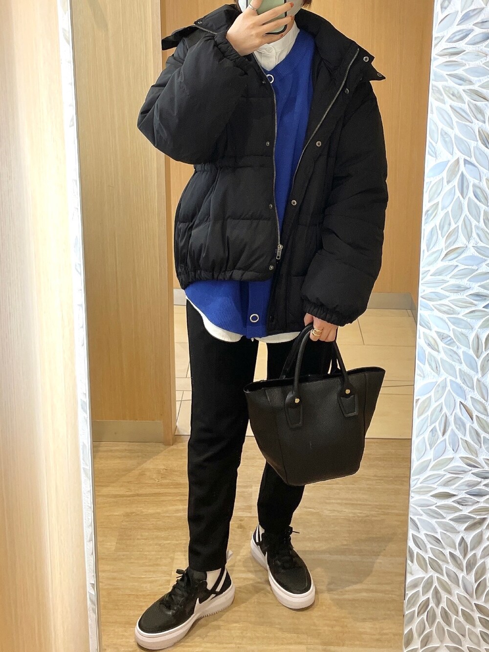 「大人カジュアル、休日スタイル、スポーティー、スニーカー、スニーカーコーデ、プチプラ、プチプラコーデ、カラーニット、レイヤードスタイル、レイヤード、ブルー、NIKE、厚底スニーカー」｜「OZOCの中綿ブルゾン（ブルゾン、ブラック系）」を使った、たるとさん（レディース・157cm）の冬コーディネートの1枚目の写真
