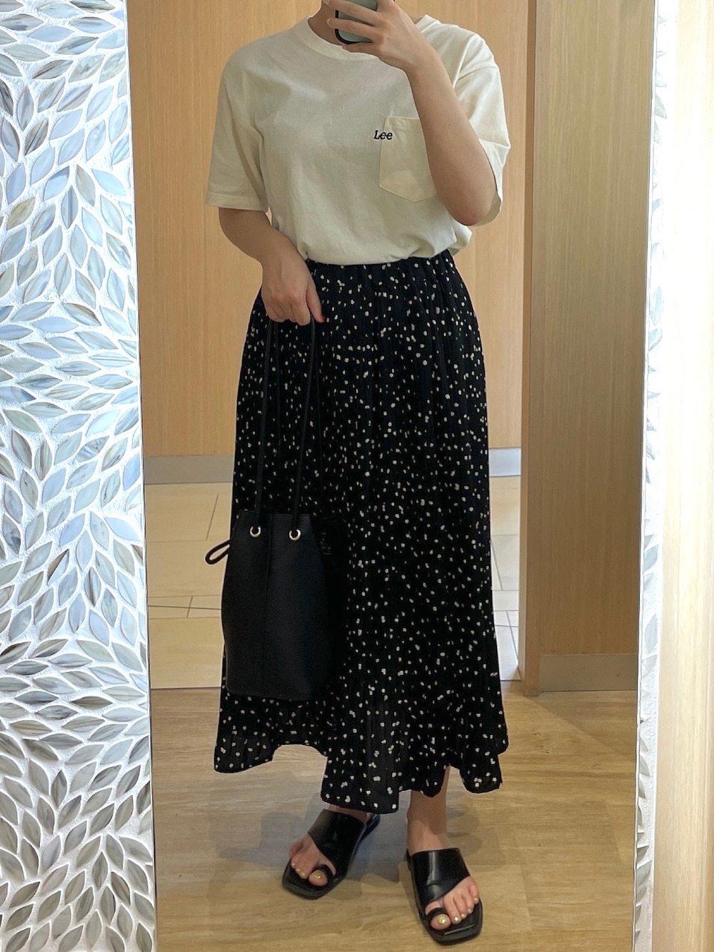 「大人カジュアル、シンプル、夏、リラックススタイル、トングサンダル、白Tシャツ、プチプラコーデ、プチプラ、ミニバッグ、今日のコーデ、スカートスタイル、プリーツスカート」｜「LeeのLee◆ワンポイントロゴ刺繍ポケットTシャツ（Tシャツ/カットソー、ホワイト系）」を使った、たるとさん（レディース・157cm）の夏コーディネートの1枚目の写真