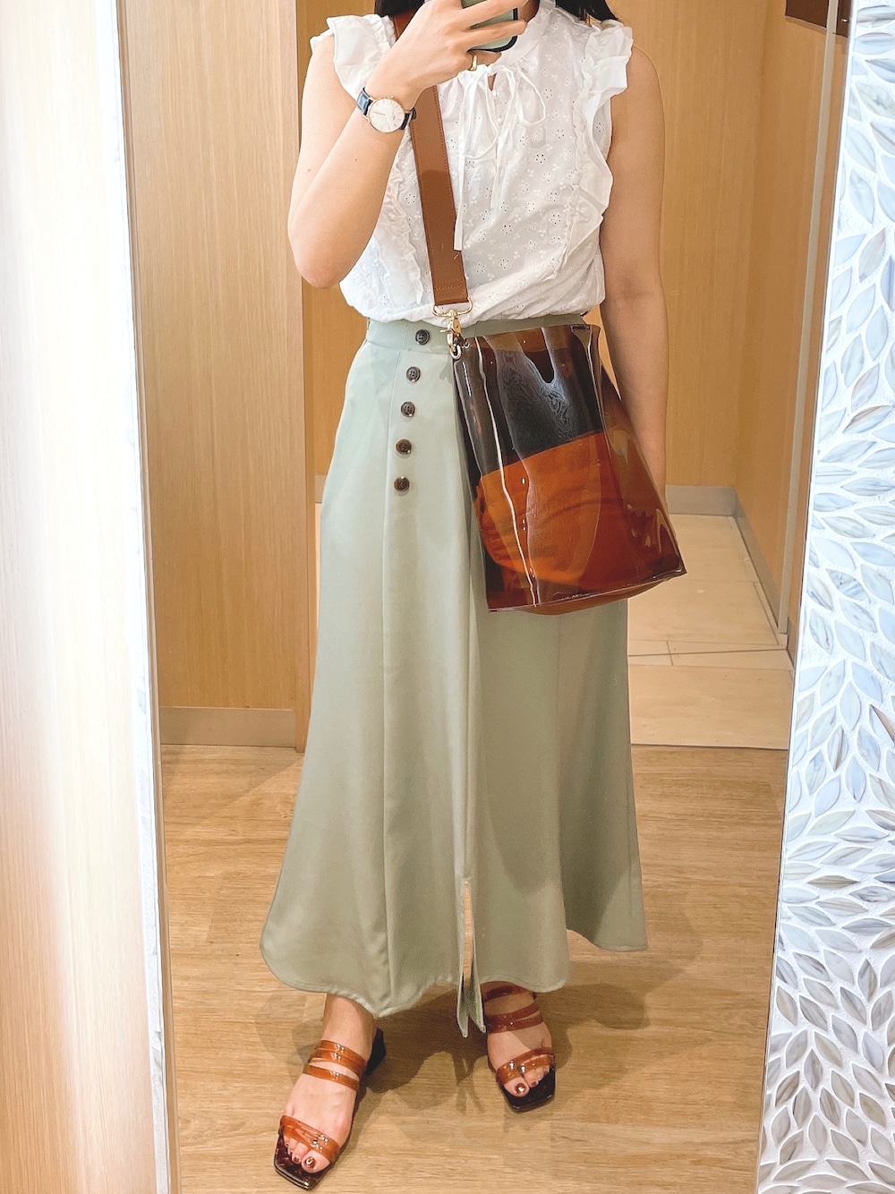「夏コーデ、大人ガーリー、マーメイドスカート、フリル、プチプラ、プチプラコーデ、GRL、シンプルコーデ、クリアバッグ、クリアサンダル」｜「GRLのフロントスリットフレアスカート（スカート、グリーン系）」を使った、たるとさん（レディース・157cm）の夏コーディネートの1枚目の写真