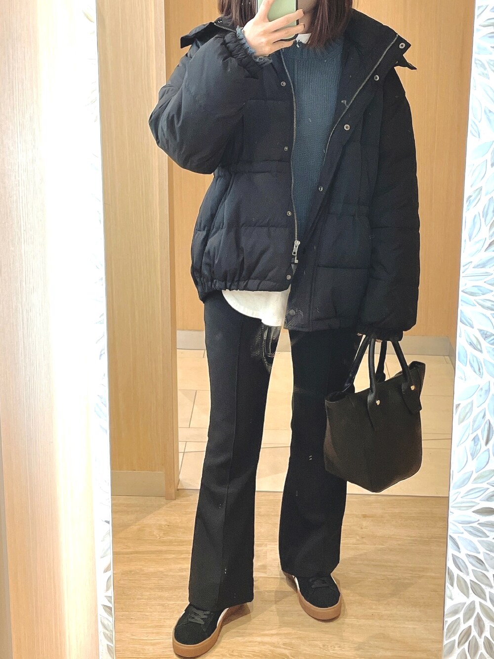 「カジュアル、休日スタイル、ゆったりコーデ、大人カジュアル、パンツスタイル、カラーニット、スニーカー、ニット、プチプラコーデ、プチプラ、レイヤードスタイル、アウター、ダウンジャケット、フレアパンツ」｜「OZOCの中綿ブルゾン（ブルゾン、ブラック系）」を使った、たるとさん（レディース・157cm）の冬コーディネートの1枚目の写真