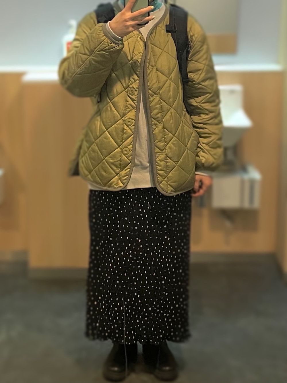 「休日スタイル、今日のコーデ、カジュアルコーデ、スウェット、オーバーサイズ、おしゃれさんと繋がりたい、カジュアル、レイヤードスタイル、春カラー」｜「THE NORTH FACEのTHE NORTH FACE/ザ・ノース・フェイス バックパック ホットショット 27L NM72302（バックパック/リュック、ブラック系）」を使った、たるとさん（レディース・157cm）の冬コーディネートの1枚目の写真