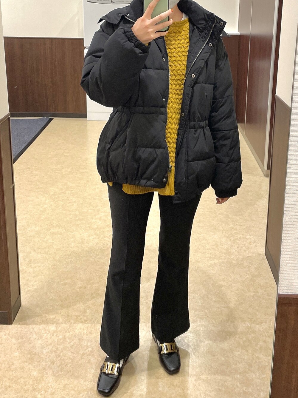 「カジュアル、休日スタイル、パンツスタイル、大人カジュアル、カラーパレット、プチプラ、プチプラコーデ、ootd、おしゃれさんと繋がりたい、フレアパンツ、黒、ダウンジャケット」｜「OZOCの中綿ブルゾン（ブルゾン、ブラック系）」を使った、たるとさん（レディース・157cm）の冬コーディネートの1枚目の写真