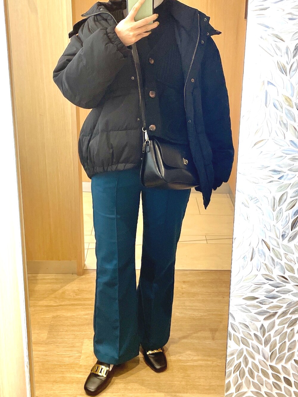 「大人カジュアル、カジュアル、レイヤードスタイル、プチプラコーデ、プチプラ、カーディガン、カラーパンツ、ラクチンコーデ」｜「GRLのパネルケーブル編みVネックショート丈ニットカーディガン（カーディガン/ボレロ、ホワイト系）」を使った、たるとさん（レディース・157cm）の冬コーディネートの1枚目の写真