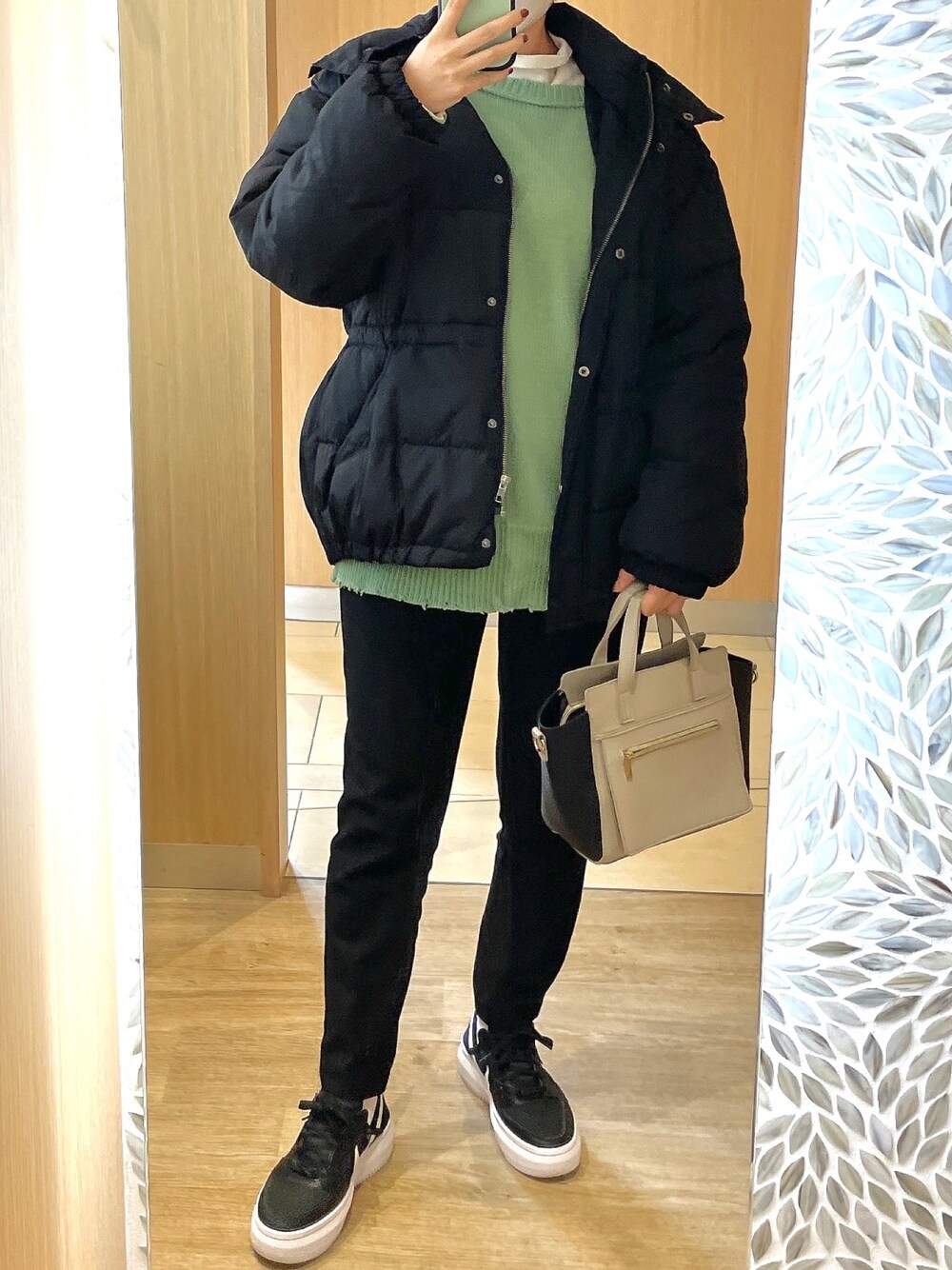 「大人カジュアル、シンプルコーデ、春服、休日スタイル、パンツスタイル、お洒落さんとつながりたい、カジュアル、カラーニット、スニーカー、NIKE、厚底スニーカー、レイヤードスタイル、レイヤード」｜「OZOCの中綿ブルゾン（ブルゾン、ブラック系）」を使った、たるとさん（レディース・157cm）の春コーディネートの1枚目の写真