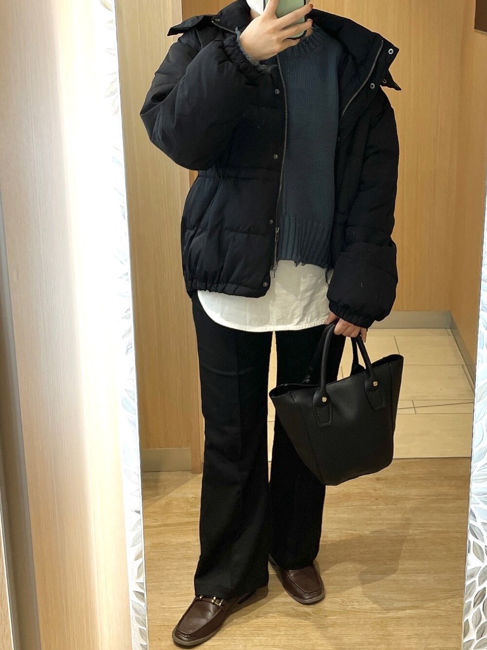 「大人カジュアル、休日コーデ、シンプルコーデ、カジュアル、ラクチンコーデ、パンツスタイル、ローファー、ダウンジャケット、レイヤードスタイル、プチプラ、プチプラコーデ」｜「OZOCの中綿ブルゾン（ブルゾン、ブラック系）」を使った、たるとさん（レディース・157cm）の春コーディネートの1枚目の写真
