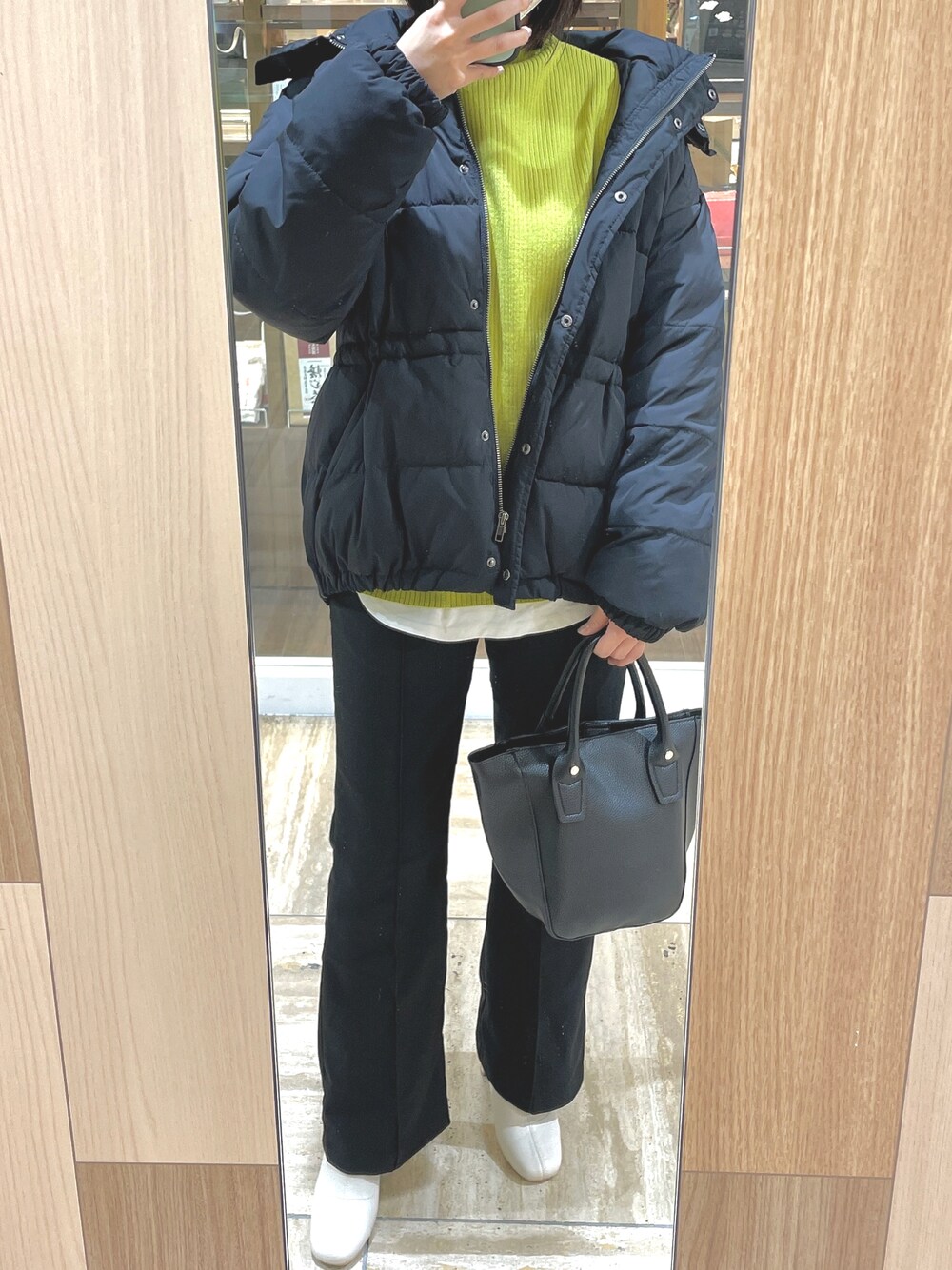 「きれいめカジュアル、カジュアル、大人カジュアル、ニット、カラーニット、フレアパンツ、ショートブーツ、プチプラ、プチプラコーデ、レイヤードスタイル」｜「OZOCの中綿ブルゾン（ブルゾン、ブラック系）」を使った、たるとさん（レディース・157cm）の冬コーディネートの1枚目の写真