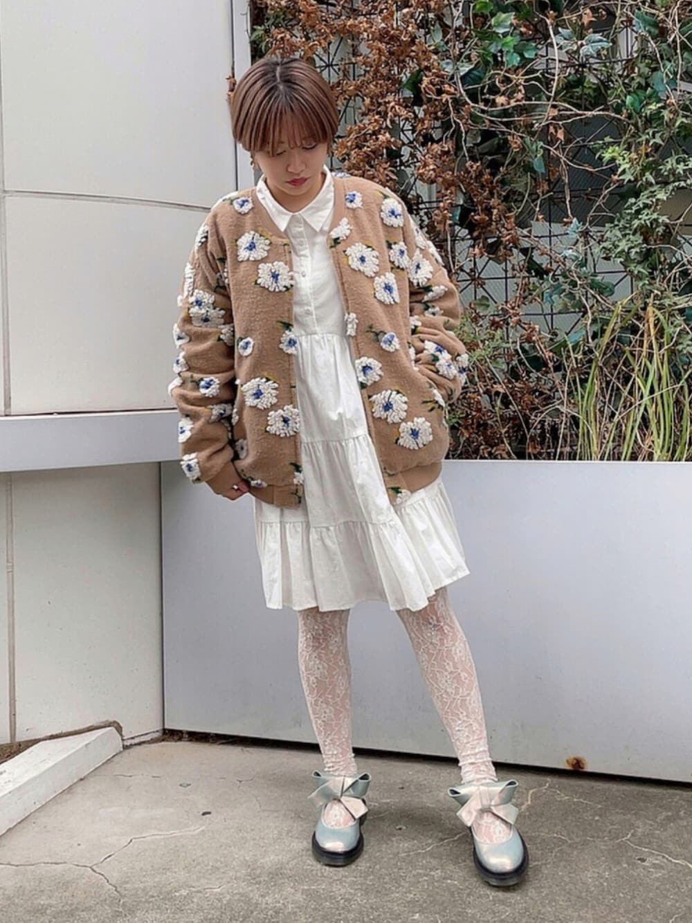 ホワイト系のワンピース、ブルー系のパンプス、ベージュ系のその他アウターを着用したレディースの秋コーディネートの1枚目の写真