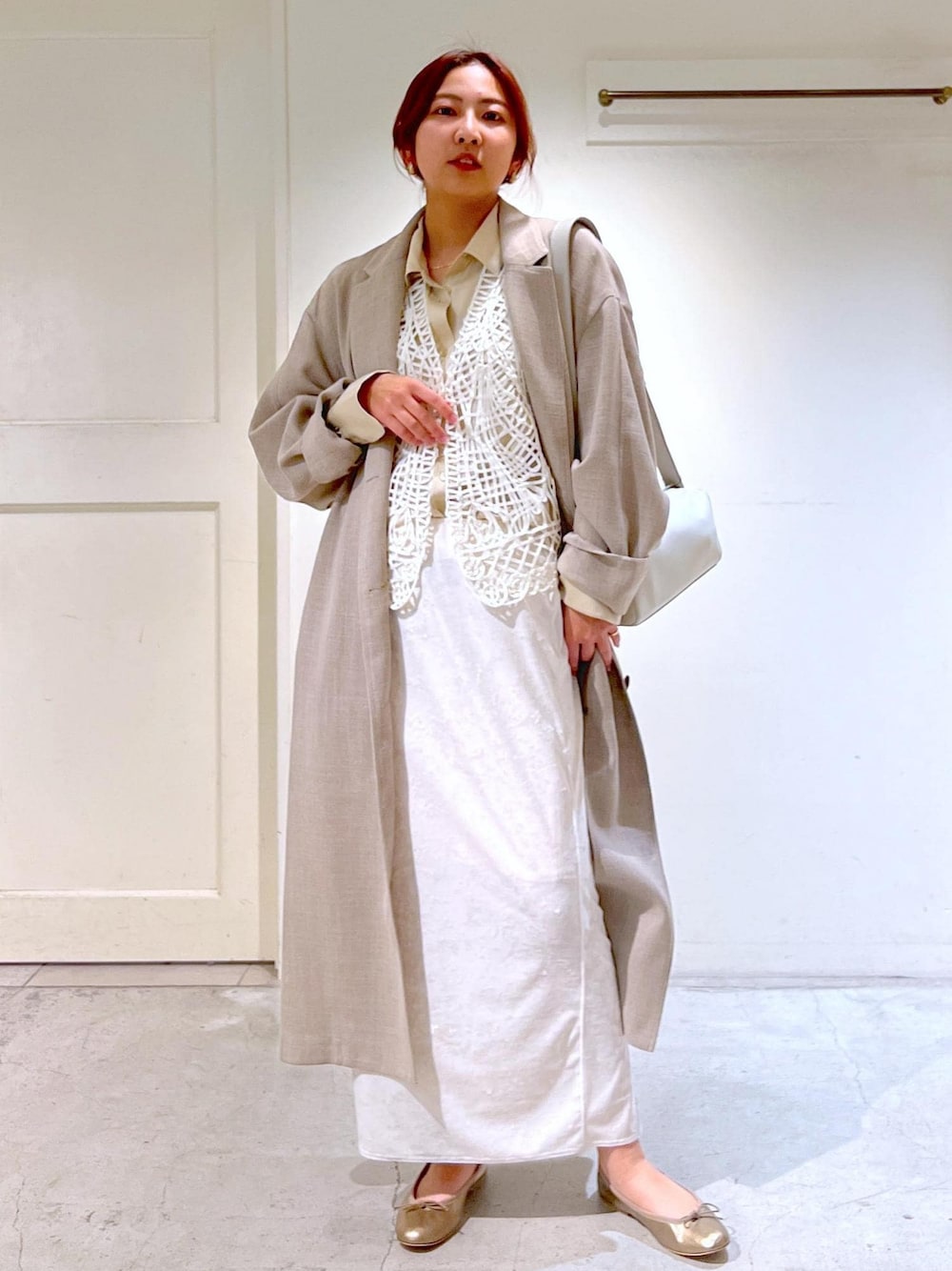 「UP + LIKE LINEN、セットアップ、ジャケット、リネンライク、ガウンコード、レースジレ、レースベスト、ジレ、ベスト、シルク、シャツ、シルクシャツ、ウォッシャブル、ベロア、ベロアスカート」｜「SALON adam et rope'のウォッシャブルシルクオーバーシャツ【セットアップ対応】（シャツ/ブラウス、ベージュ系）」を使った、EBATAさん（レディース・162cm）の冬コーディネートの1枚目の写真