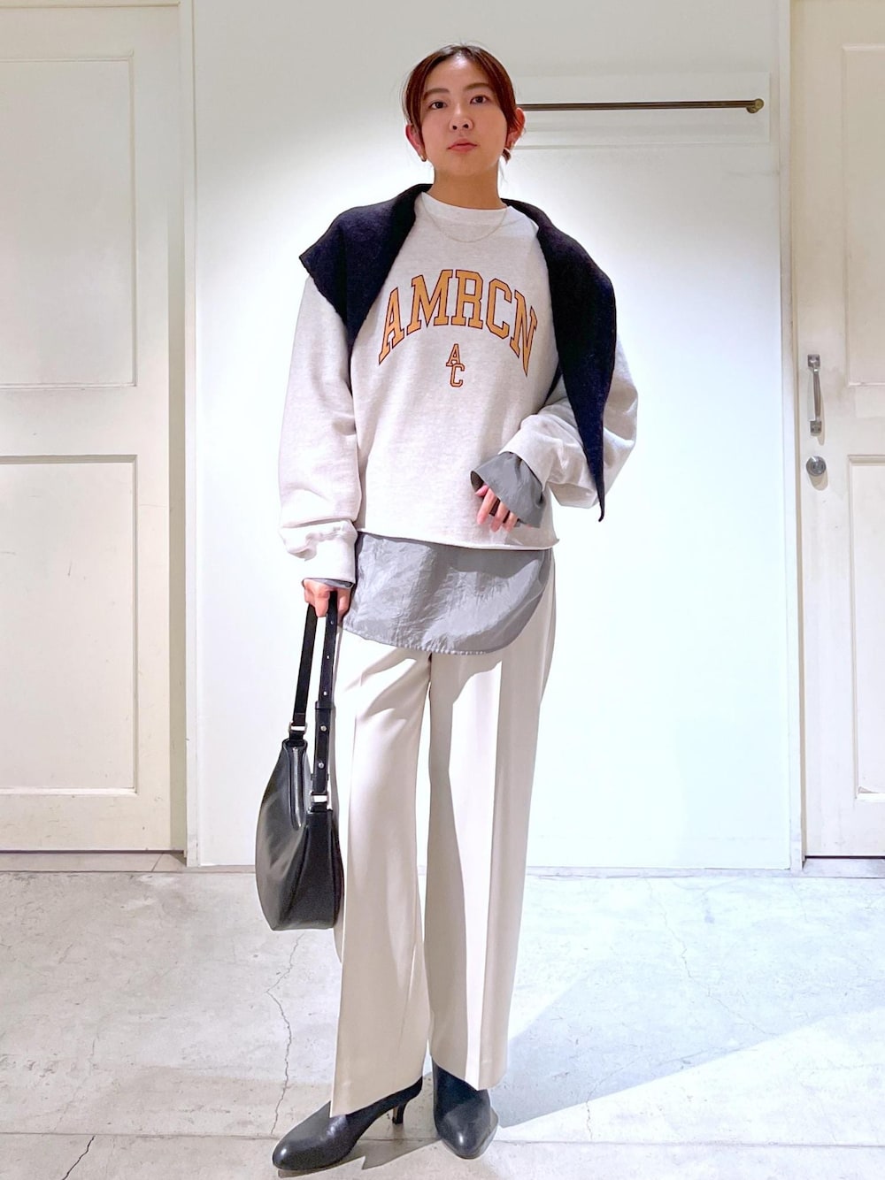 「Americana、イージーパンツ、ベージュ、オフホワイト、ワイドパンツ、ブラウス、グレー、シアー、スカーフ、ストール、THROW、スロー、ブラック、REMME、レメ」｜「SALON adam et rope'の【REMME（レメ）】アンクルブーツ 5センチピンヒール（ブーツ、ブラック系）」を使った、EBATAさん（レディース・162cm）の冬コーディネートの1枚目の写真