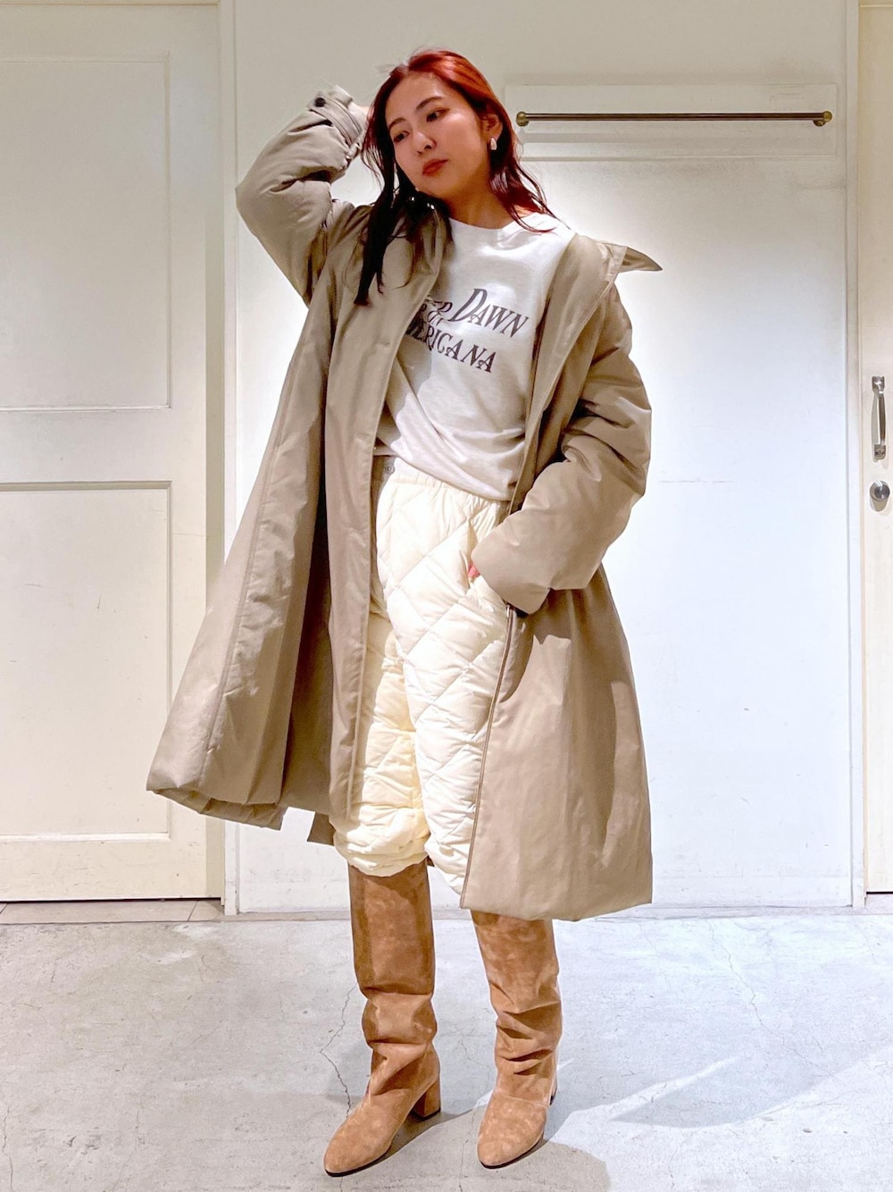 「ダウン、ダウンコート、ベージュ、スタンドカラー、Americana、アメリカーナ、スウェット、ホワイト、パンツ、TAION、ブーツ、ロングブーツ、REMME、レメ、スエード」｜「SALON adam et rope'の【撥水機能付き】THINDOWN(シンダウン)バルマカンコート（ステンカラーコート、ベージュ系）」を使った、EBATAさん（レディース・162cm）の秋コーディネートの1枚目の写真