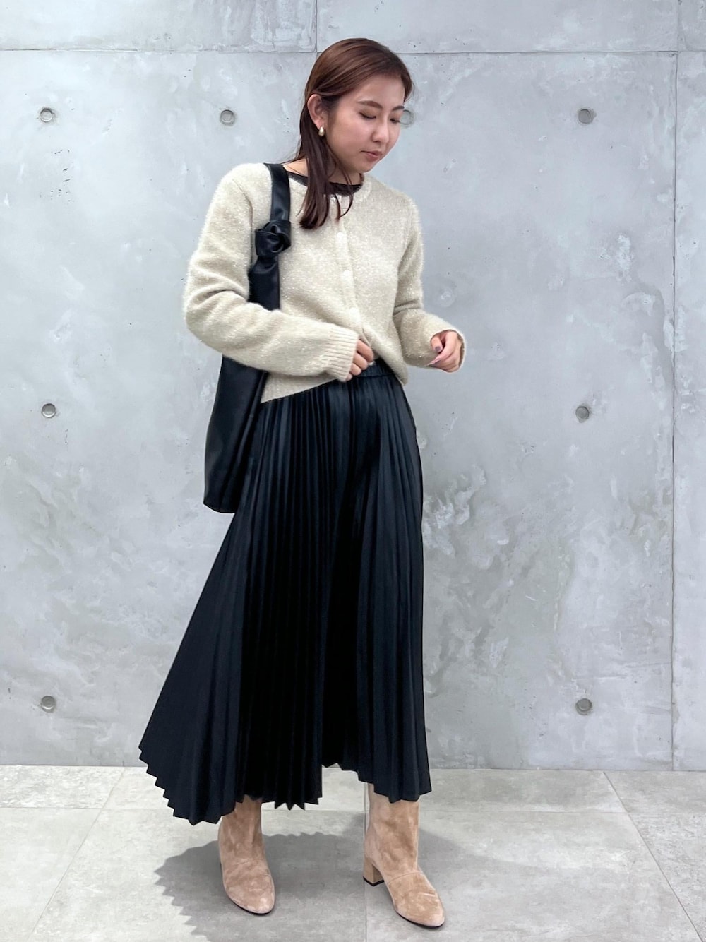 ブラウン系のブーツ、ブラック系のTシャツ/カットソー、ゴールド系のカーディガン/ボレロを着用したレディースの秋コーディネートの1枚目の写真