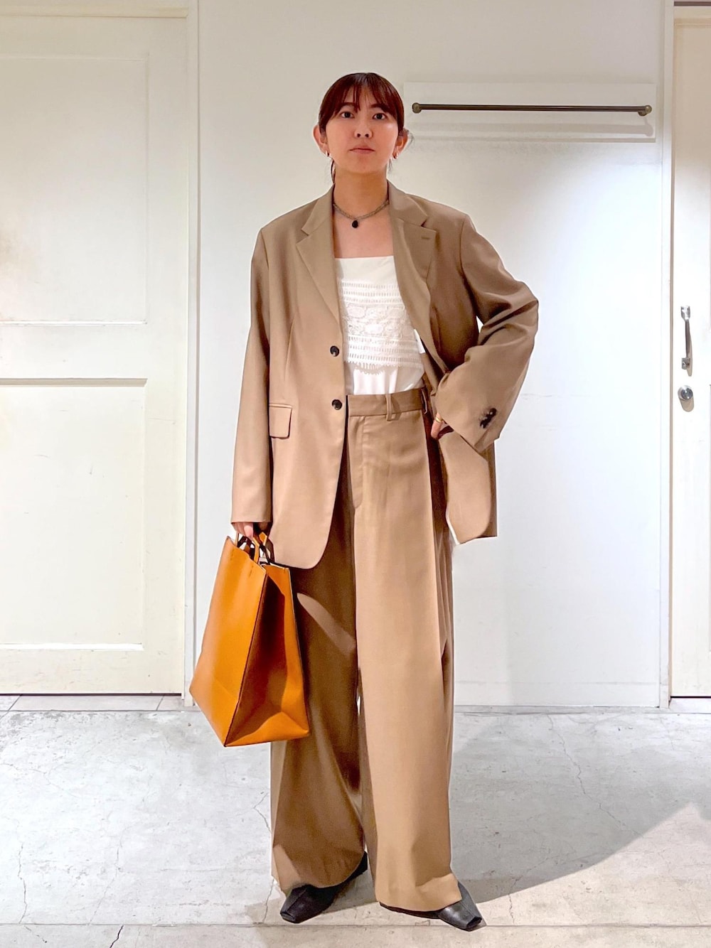 ブラック系のその他シューズ、ベージュ系のその他パンツ、ベージュ系のテーラードジャケットを着用したレディースの夏コーディネートの1枚目の写真