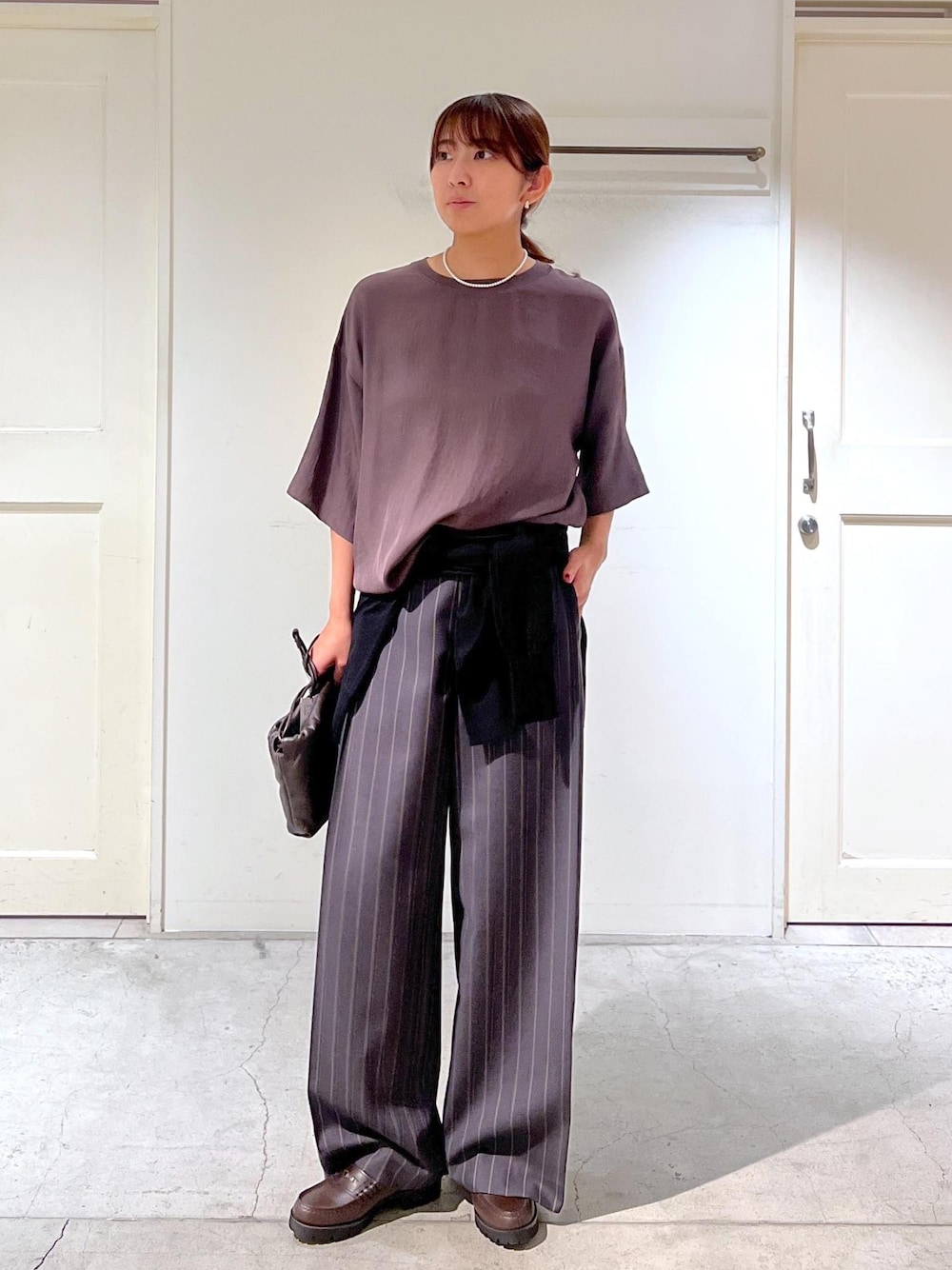 ブラウン系のシャツ/ブラウス、グレー系のその他パンツ、ブラック系のカーディガン/ボレロを着用したレディースの夏コーディネートの1枚目の写真