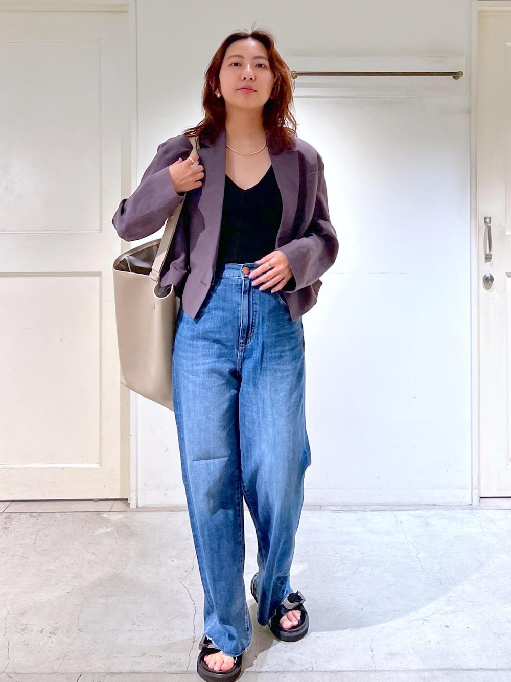「ジャケット、ショートジャケット、リネン、キャミソール、ブラック、リブ、RED CARD、レッドカード、ハイウェスト、サンダル、フラットサンダル、MOHI、モヒ、LA SCAIA、ラスカイア」｜「SALON adam et rope'のクロップドジャケット【セットアップ対応】（テーラードジャケット、グレー系）」を使った、EBATAさん（レディース・162cm）の春コーディネートの1枚目の写真