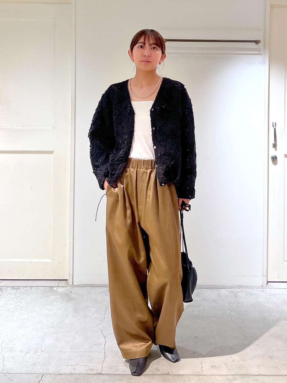 ブラック系のその他シューズ、グリーン系のその他パンツ、ブラック系のショルダーバッグを着用したレディースの夏コーディネートの1枚目の写真