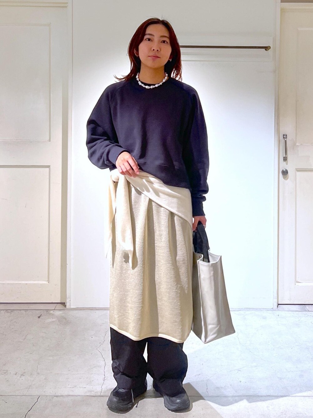 「チャコール、チャコールグレー、クルーネック、クロップド丈、スカーフ、ショール、カシミヤショール、カシミヤ、ホワイト、シアー、ゴールド、ラメ、Americana、TEMBEA、初冬コーデ」｜「SALON adam et rope'のラメノースリーブワンピース【洗える】（ワンピース、ゴールド系）」を使った、EBATAさん（レディース・162cm）の冬コーディネートの1枚目の写真
