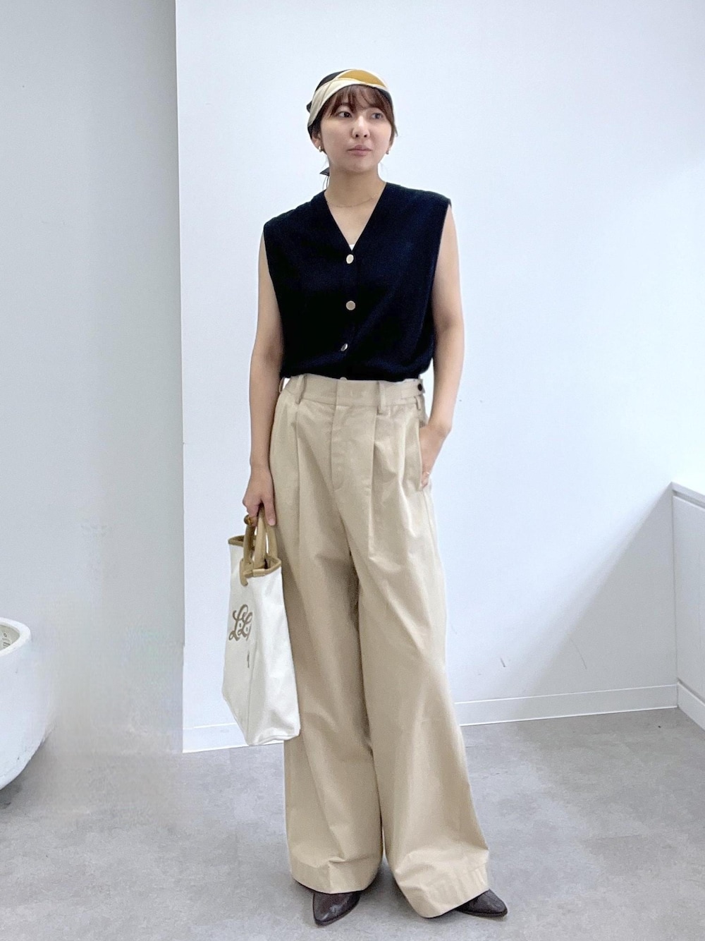ベージュ系のその他パンツ、ブルー系のベスト、ブラウン系のその他シューズを着用したレディースの夏コーディネートの1枚目の写真