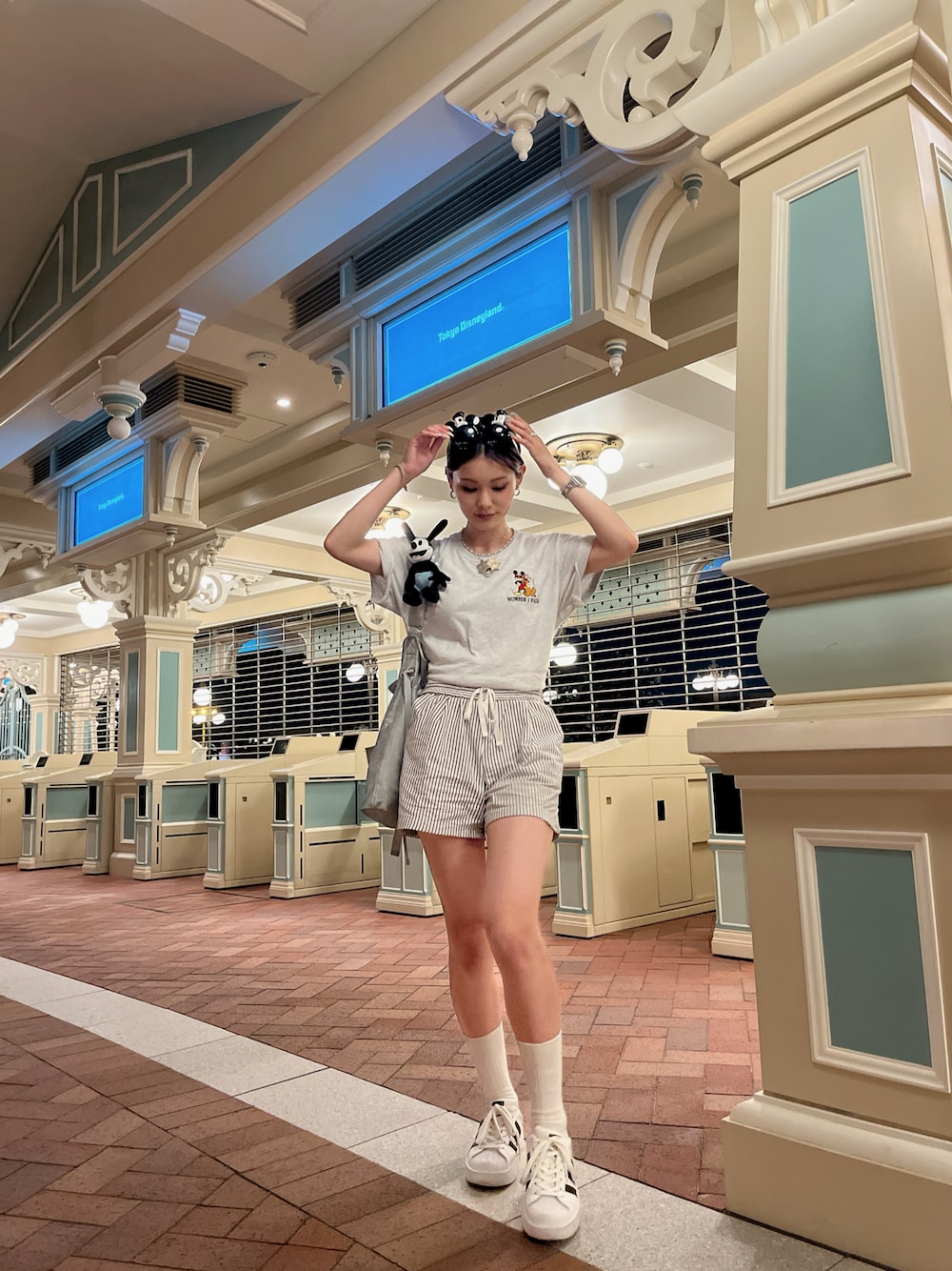「夏コーデ、ディズニーランド、ディズニーコーデ、夏ディズニー、スニーカーコーデ、スーパースター、Tシャツコーデ、短パンコーデ、骨格ウェーブ、カジュアルコーデ、グレーコーデ、白コーデ」｜「ANTIBALのアイテム（Tシャツ/カットソー、グレー系）」を使った、amさん（骨格ウェーブ・レディース・167cm）の夏コーディネートの1枚目の写真