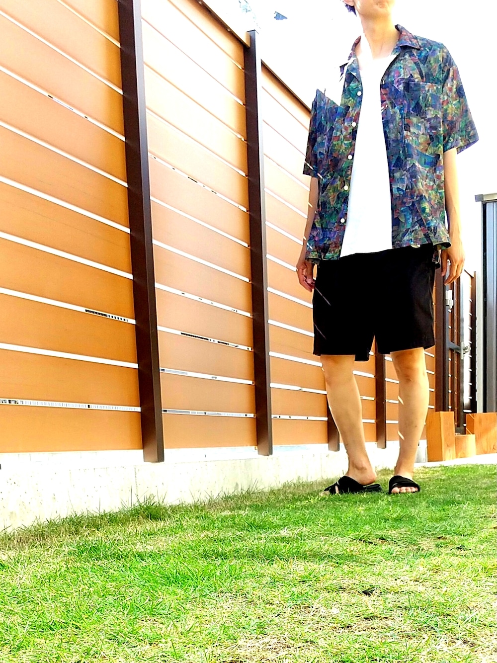 「大人カジュアル、ビッグシルエット、服好きな人と繋がりたい、グリーン、シャツ、柄シャツ、短パン、リゾートコーデ、夏コーデ、サンダルコーデ」｜「GUのアイテム（サンダル、ブラック系）」を使った、foollotさん（メンズ・181cm）の秋コーディネートの1枚目の写真