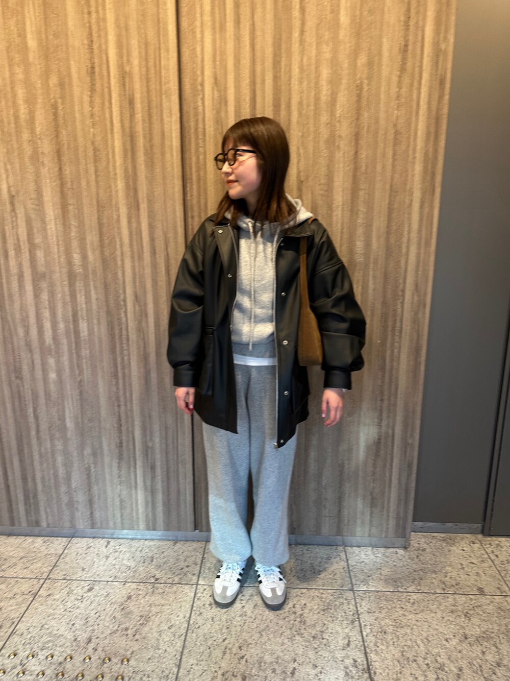 adidasのアイテムを使った「ニットセットアップ」の人気ファッション