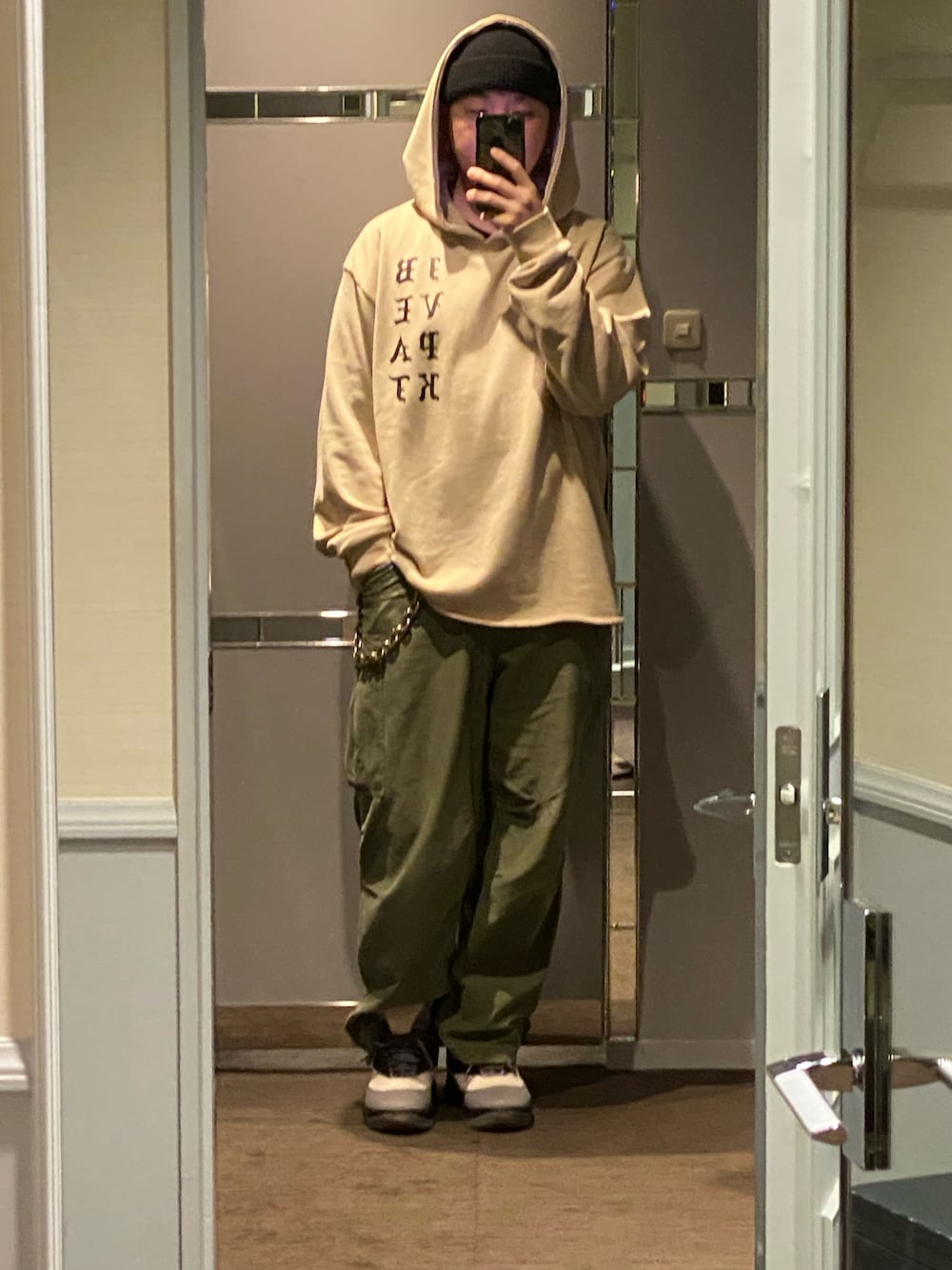 「FREE CITYのアイテム（カーゴパンツ、グリーン系）」を使った、Hirokazu Taninoさん（メンズ・180cm）の春コーディネートの1枚目の写真
