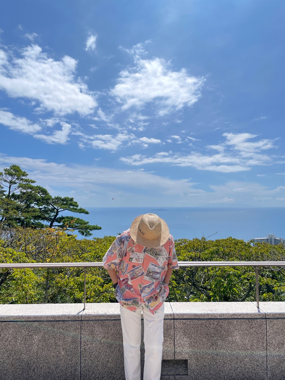 「熱海」｜「JUNYA WATANABE MANのアイテム（ハット、ベージュ系）」を使った、Hirokazu Taninoさん（メンズ・180cm）の夏コーディネートの1枚目の写真