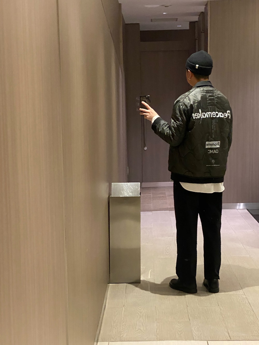 「Carhartt WIPのアイテム（セットアップ、ブラック系）」を使った、Hirokazu Taninoさん（メンズ・180cm）の冬コーディネートの1枚目の写真