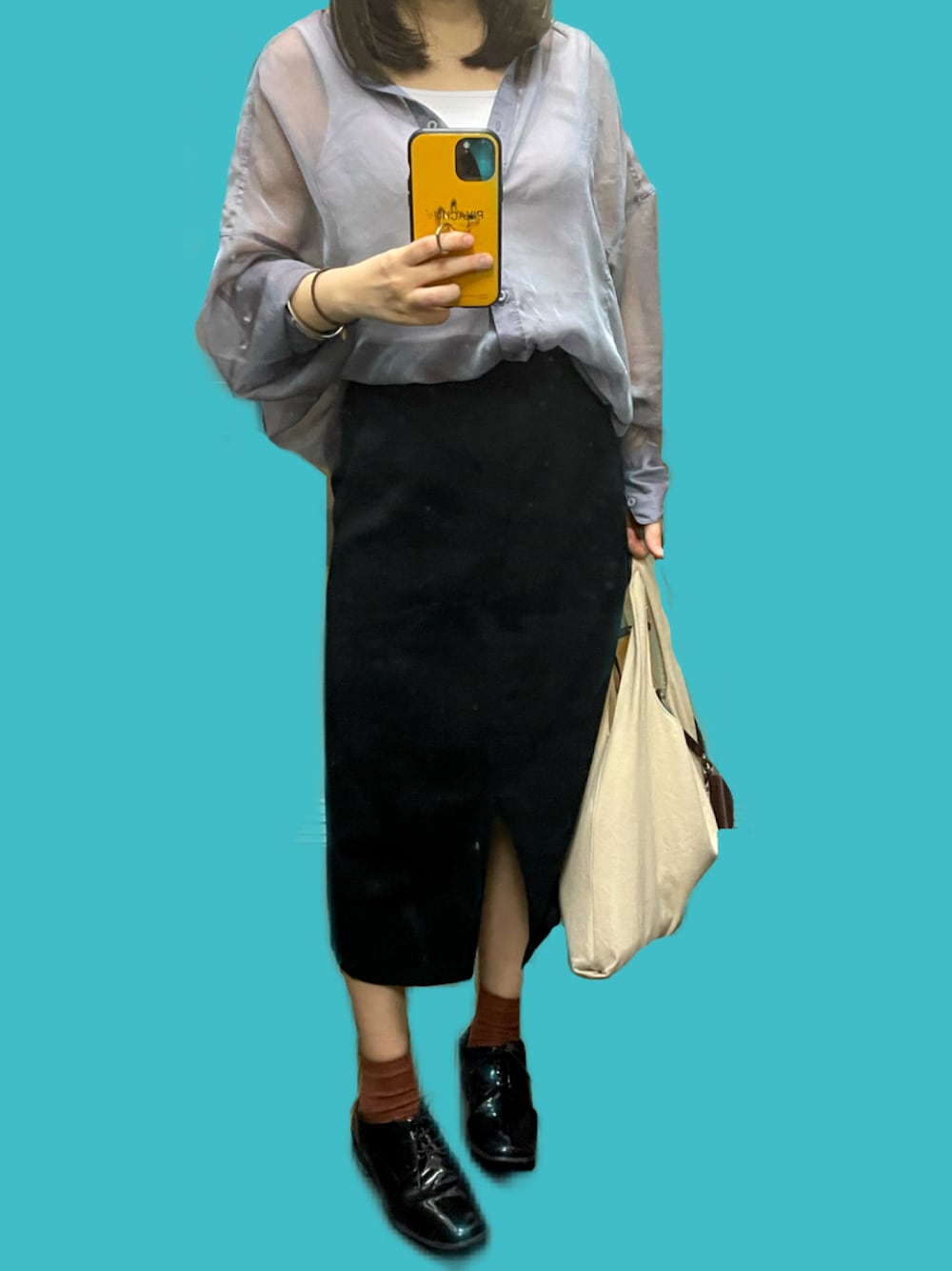 ブルー系のシャツ/ブラウス、ホワイト系のタンクトップ、ブラック系のスカートを着用したレディースの夏コーディネートの1枚目の写真