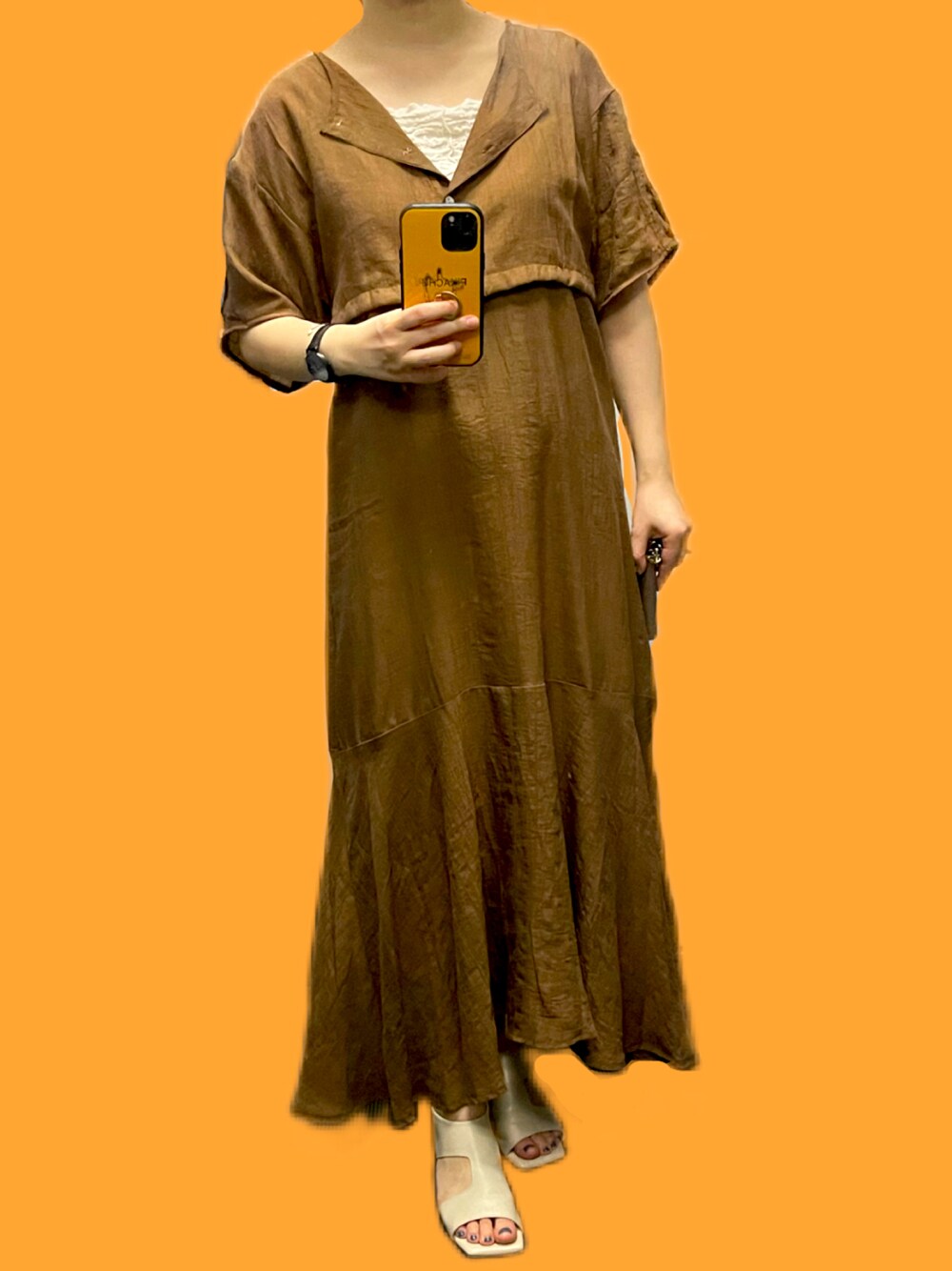 ホワイト系のサンダル、ブラウン系のワンピース、ホワイト系のタンクトップを着用したレディースの夏コーディネートの1枚目の写真