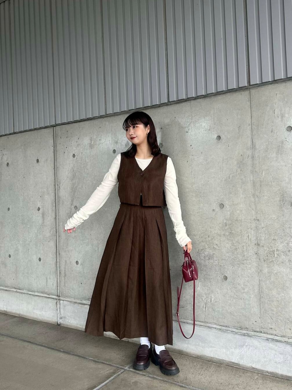 ホワイト系のTシャツ/カットソー、ブラウン系のワンピース、レッド系のハンドバッグを着用したレディースの秋コーディネートの1枚目の写真