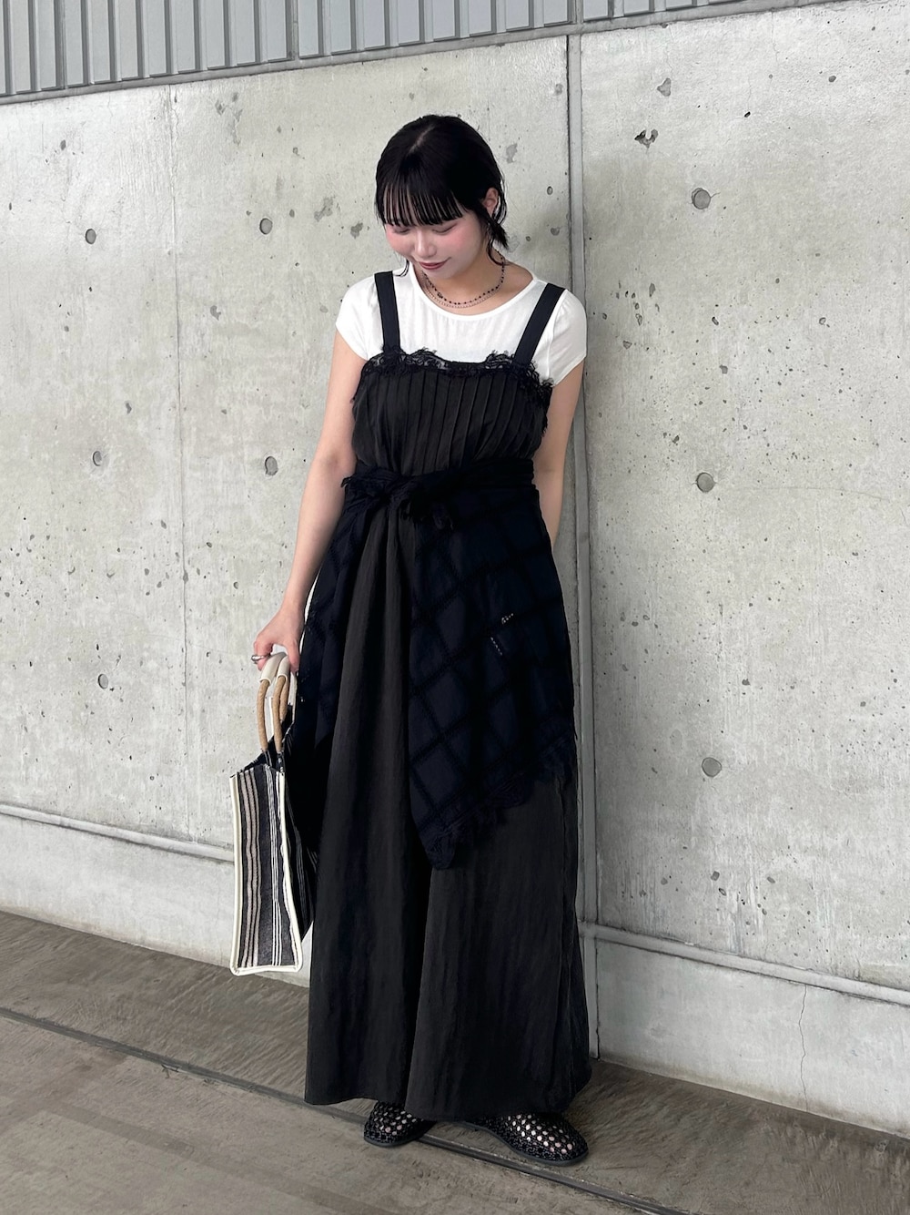 ブラック系のその他パンツ、ブラック系のシャツ/ブラウス、ホワイト系のTシャツ/カットソーを着用したレディースの夏コーディネートの1枚目の写真