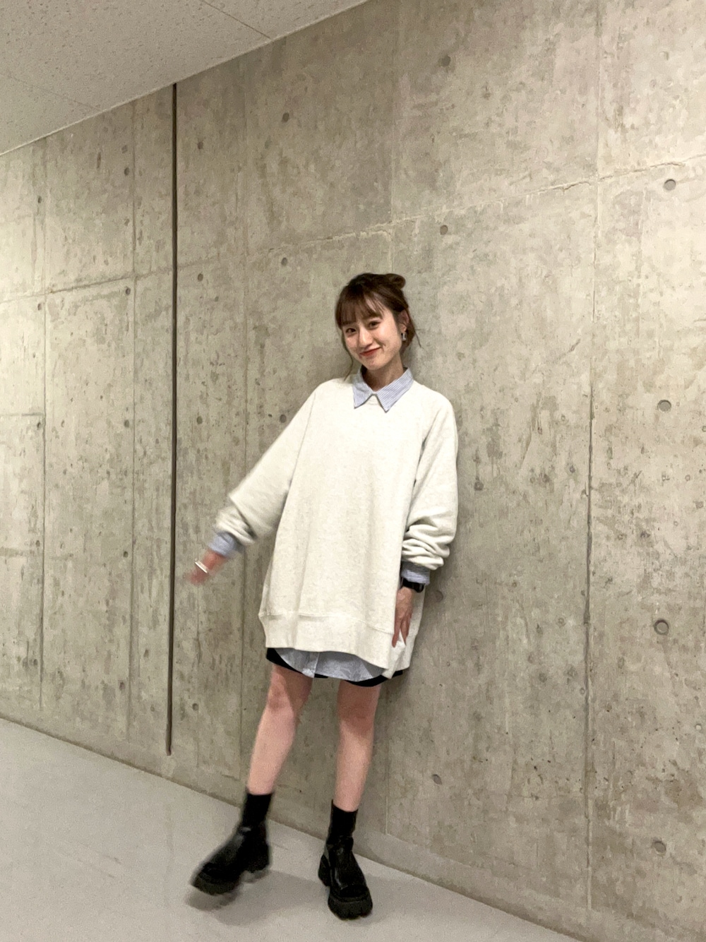 「休日スタイル、春コーデ、スウェット、ストライプシャツ、ショートパンツ、ショートブーツ、おでかけコーデ、シャツスタイル、シャツコーデ、スウェットコーデ、オーバーサイズ、JEANASiS、mystic、ボリューム袖、グレーコーデ」｜「JEANASISのサスティナブルヴィンテージウラケBIGプルオーバー/239740（スウェット、グレー系）」を使った、mireiさん（レディース・158cm）の春コーディネートの1枚目の写真