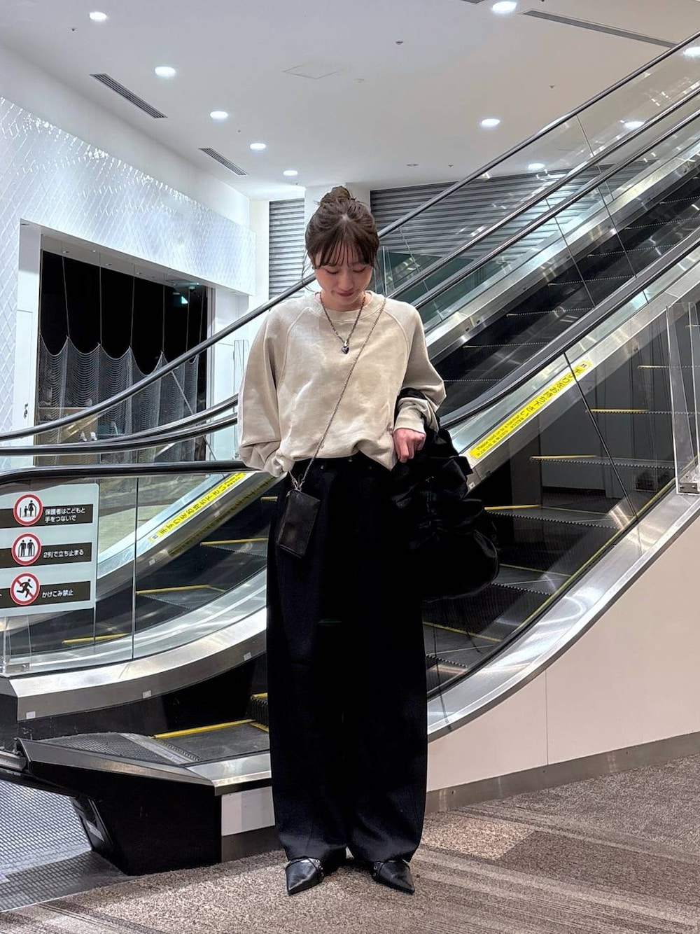 「カジュアル、ベーシック/シンプル、ラフ、休日コーデ、楽ちんコーデ、ジーナシスト_JEANASIS、ワントーン、旅行、JEANASIS、着痩せ・細見え、秋冬新作、スウェット、ワイドパンツ、春コーデ、春色」｜「JEANASISのウォレットチェーンショルダー/138828（ウォレットチェーン、ブラック系）」を使った、mireiさん（レディース・159cm）の冬コーディネートの1枚目の写真