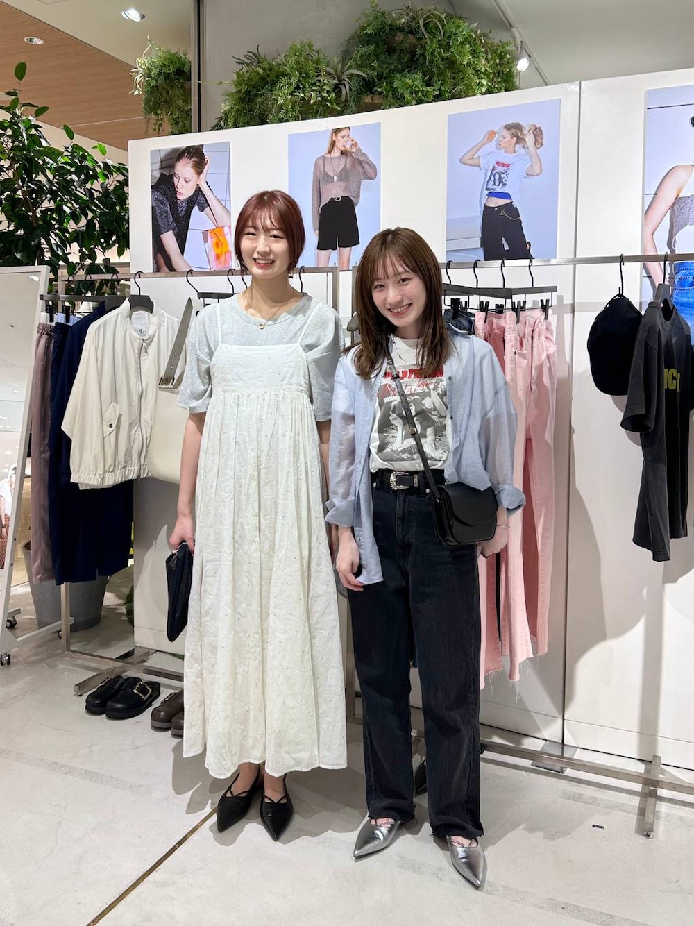 「ワンピース、カジュアル、ベーシック/シンプル、ラフ、休日コーデ、ジーナシスト_JEANASIS、ワントーン、旅行、JEANASIS、着痩せ・細見え、Tシャツ、サンダル、パンツ、eL、デニムパンツ」｜「eLの【eL】Flap Mini Shoulder/103795（ショルダーバッグ、ブラック系）」を使った、mireiさん（レディース・159cm）の春コーディネートの1枚目の写真