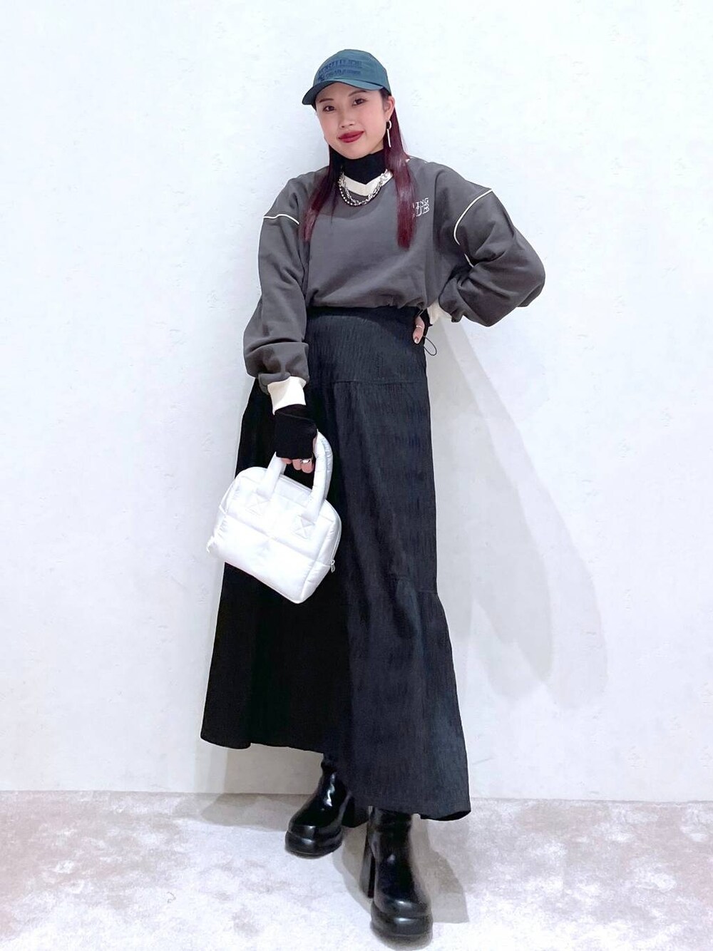 グレー系のスウェット、ブラック系のTシャツ/カットソー、ブラック系のブーツを着用したレディースの冬コーディネートの1枚目の写真