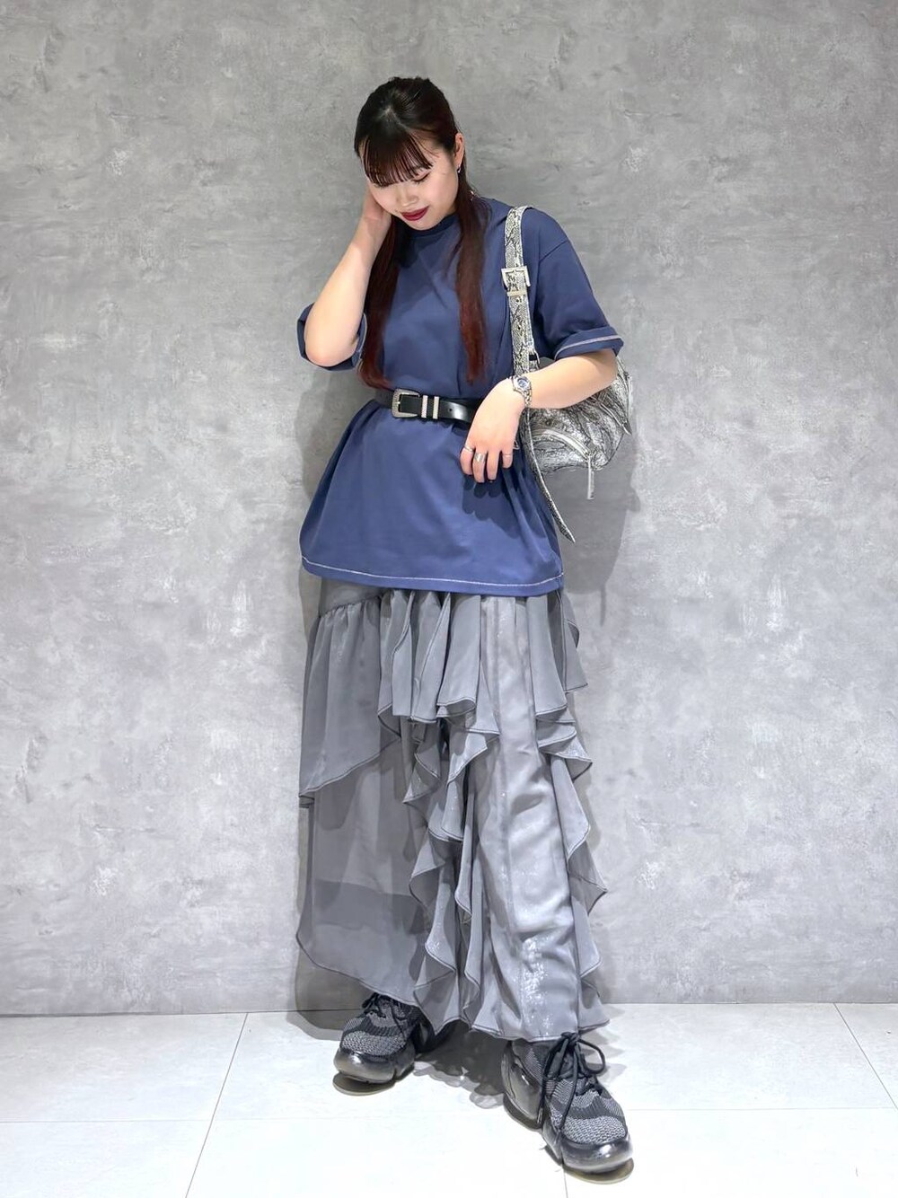「Tシャツ、モード、ストリート、きれいめ、カジュアル、ネックレス、骨格ストレート_PAGEBOY、ブルベ冬_PAGEBOY、スカート、バッグ、ベルト、オーバーサイズ」｜「PAGEBOYのモードバックルベルト3（ベルト、ブラック系）」を使った、りりりさん（レディース・157cm）の春コーディネートの1枚目の写真