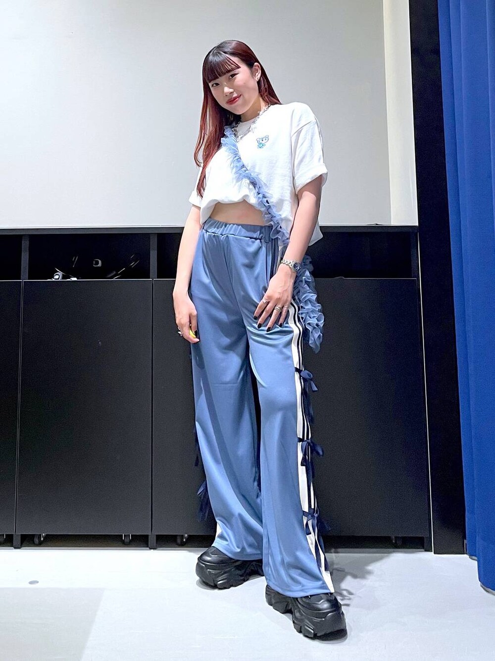 「モード、ストリート、きれいめ、カジュアル、ネックレス、骨格ストレート_PAGEBOY、ブルベ冬_PAGEBOY、Tシャツ、スニーカー、バッグ」｜「PAGEBOYのプラットチャンキースニーカー（スニーカー、ブラック系）」を使った、りりりさん（レディース・157cm）の夏コーディネートの1枚目の写真
