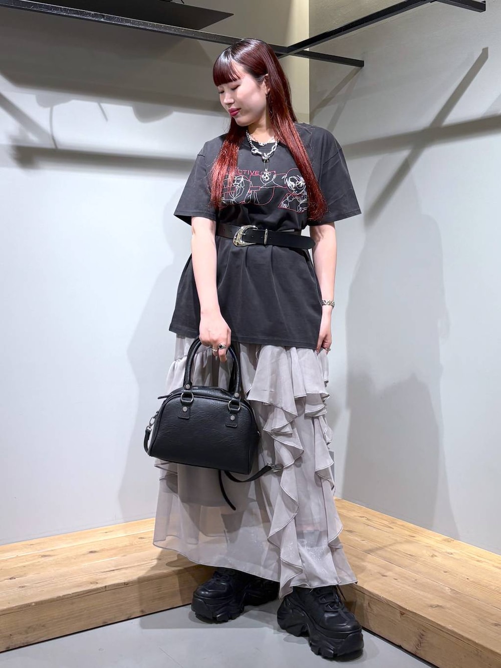 「モード、ストリート、きれいめ、カジュアル、ネックレス、骨格ストレート_PAGEBOY、ブルベ冬_PAGEBOY、Tシャツ、スカート、ベルト、スニーカー、バッグ」｜「PAGEBOYのプラットチャンキースニーカー（スニーカー、ブラック系）」を使った、りりりさん（レディース・157cm）の春コーディネートの1枚目の写真