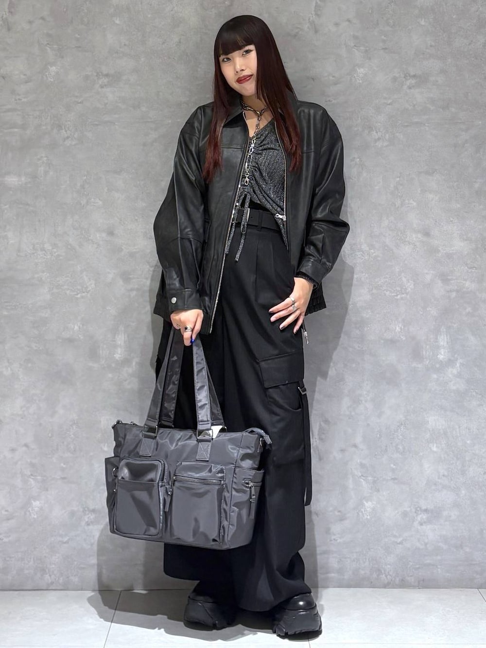 ブラック系のブーツ、グレー系のボストンバッグ、ブラック系のブルゾンを着用したレディースの秋コーディネートの1枚目の写真
