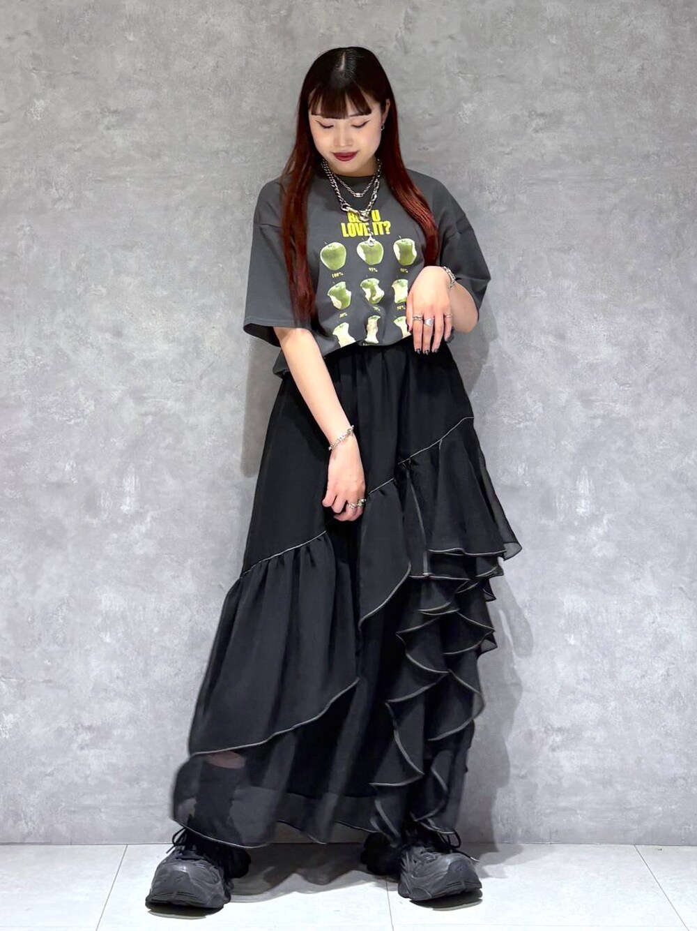 「モード、ストリート、きれいめ、カジュアル、ネックレス、骨格ストレート_PAGEBOY、ブルベ冬_PAGEBOY、Tシャツ、スカート」｜「PAGEBOYのステッチフリルスカート（スカート、ブラック系）」を使った、りりりさん（レディース・157cm）の春コーディネートの1枚目の写真