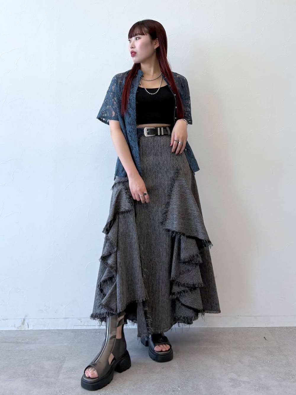 「モード、ストリート、きれいめ、カジュアル、ネックレス、骨格ストレート_PAGEBOY、ブルベ冬_PAGEBOY、シャツ、スカート、サンダル、ベルト」｜「PAGEBOYのモードバックルベルト3（ベルト、ブラック系）」を使った、りりりさん（レディース・157cm）の春コーディネートの1枚目の写真