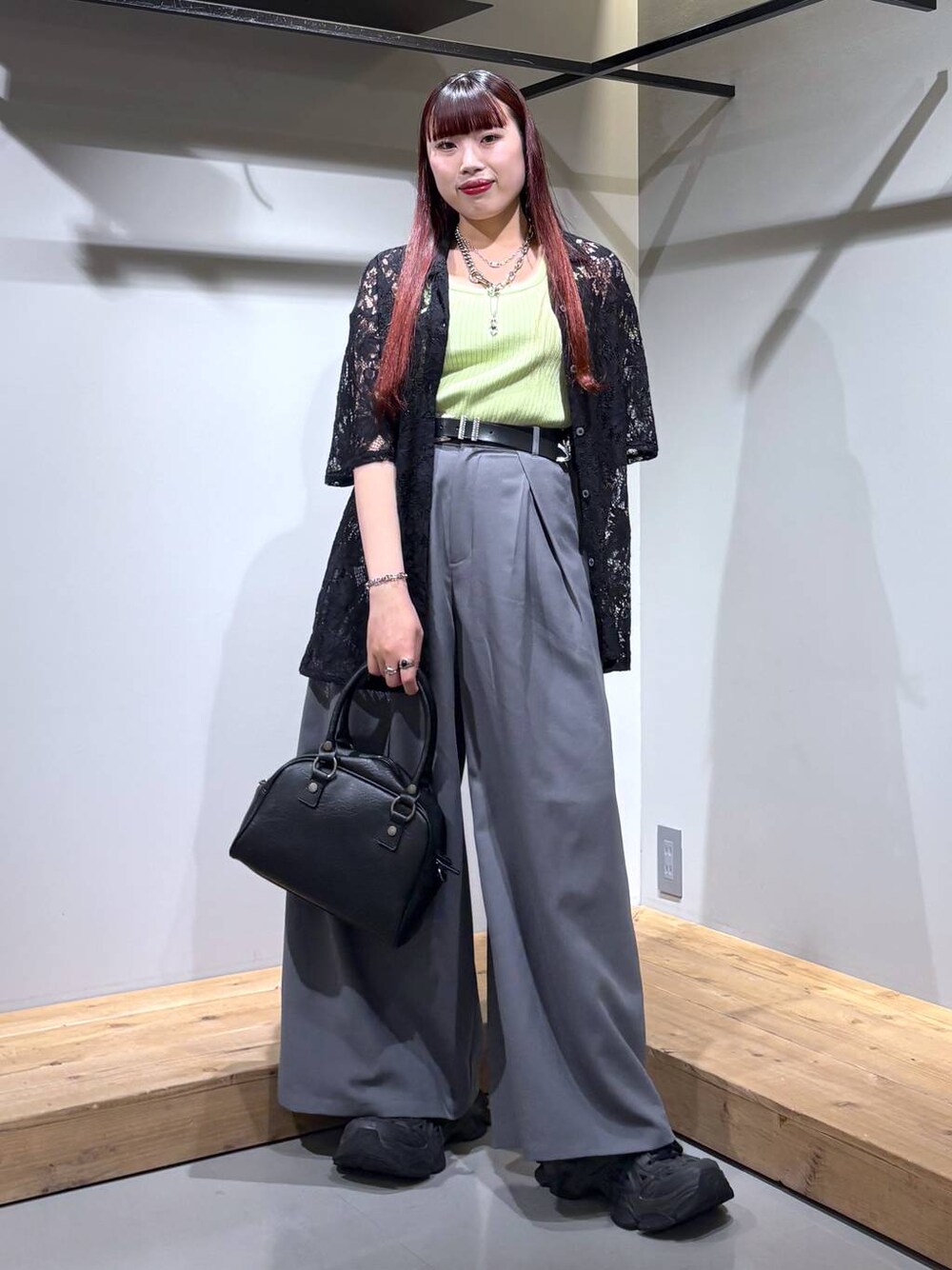 「モード、ストリート、きれいめ、カジュアル、ネックレス、骨格ストレート_PAGEBOY、ブルベ冬_PAGEBOY、シャツ、ブラウス、スラックス、ワイドパンツ、ベルト、バッグ」｜「PAGEBOYのモードバックルベルト3（ベルト、ブラック系）」を使った、りりりさん（レディース・157cm）の春コーディネートの1枚目の写真