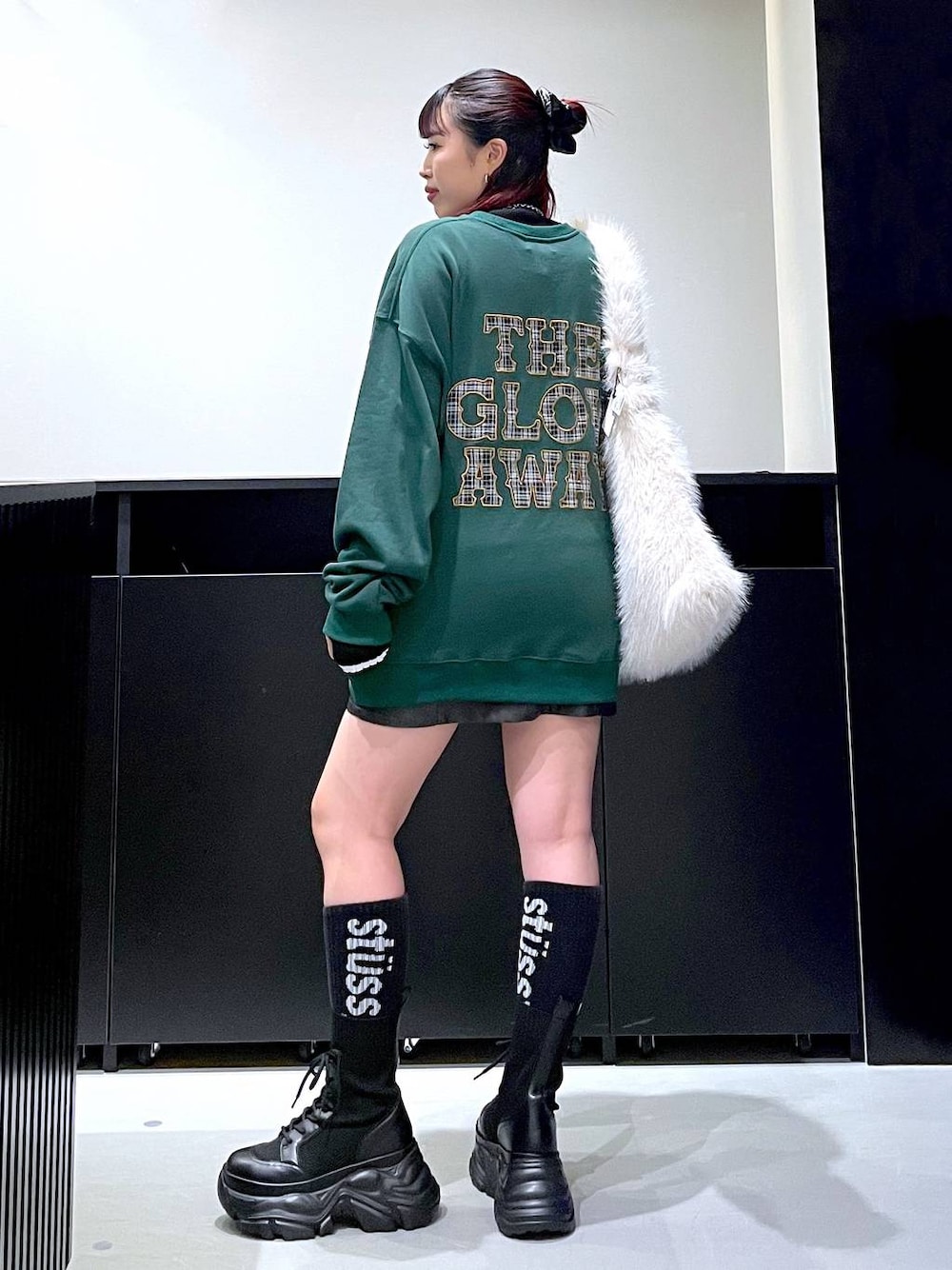「モード、ストリート、きれいめ、カジュアル、ネックレス、骨格ストレート_PAGEBOY、ブルベ冬_PAGEBOY、スウェット、ミニスカート、スカート、ブーツ、スニーカー、バッグ」｜「PAGEBOYのレースアップソックスブーツ（ブーツ、ブラック系）」を使った、りりりさん（レディース・157cm）の秋コーディネートの1枚目の写真
