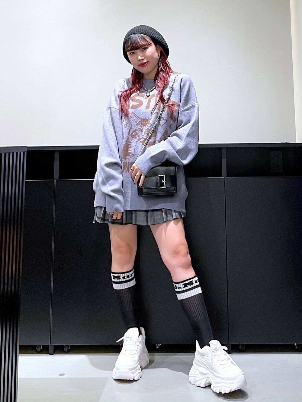 「モード、ストリート、きれいめ、カジュアル、ネックレス、骨格ストレート_PAGEBOY、ブルベ冬_PAGEBOY、ニット、ミニスカート、ショートパンツ、スニーカー、バッグ、ニット帽」｜「PAGEBOYの<高畠百加着用アイテム>プラットチャンキースニーカー（スニーカー、ホワイト系）」を使った、りりりさん（レディース・157cm）の秋コーディネートの1枚目の写真
