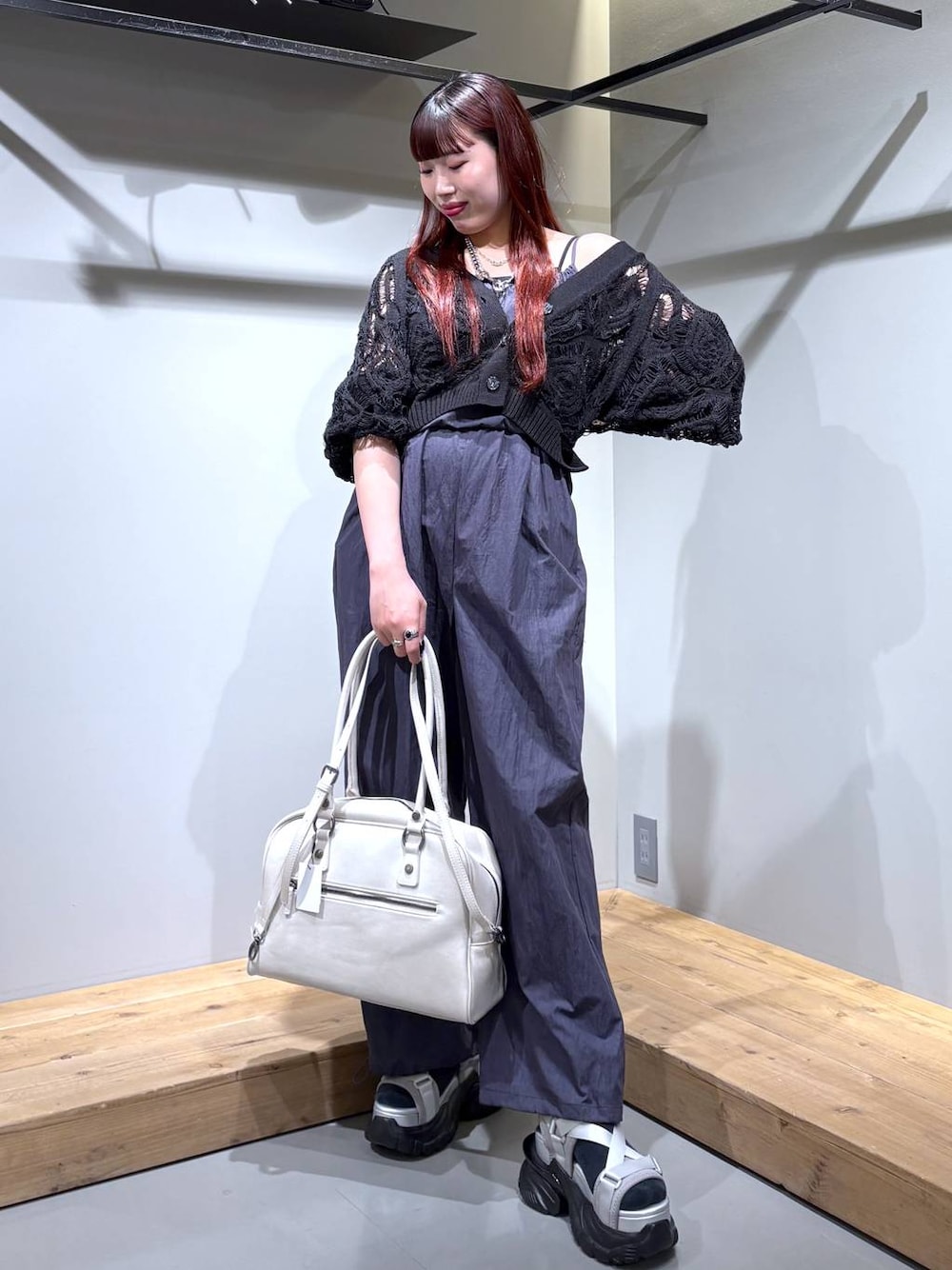 「モード、ストリート、きれいめ、カジュアル、ネックレス、骨格ストレート_PAGEBOY、ブルベ冬_PAGEBOY、サロペット、カーディガン、サンダル、バッグ」｜「PBLIMの【PBLIM】2WAYボストンバッグ（ボストンバッグ、ホワイト系）」を使った、りりりさん（レディース・157cm）の春コーディネートの1枚目の写真