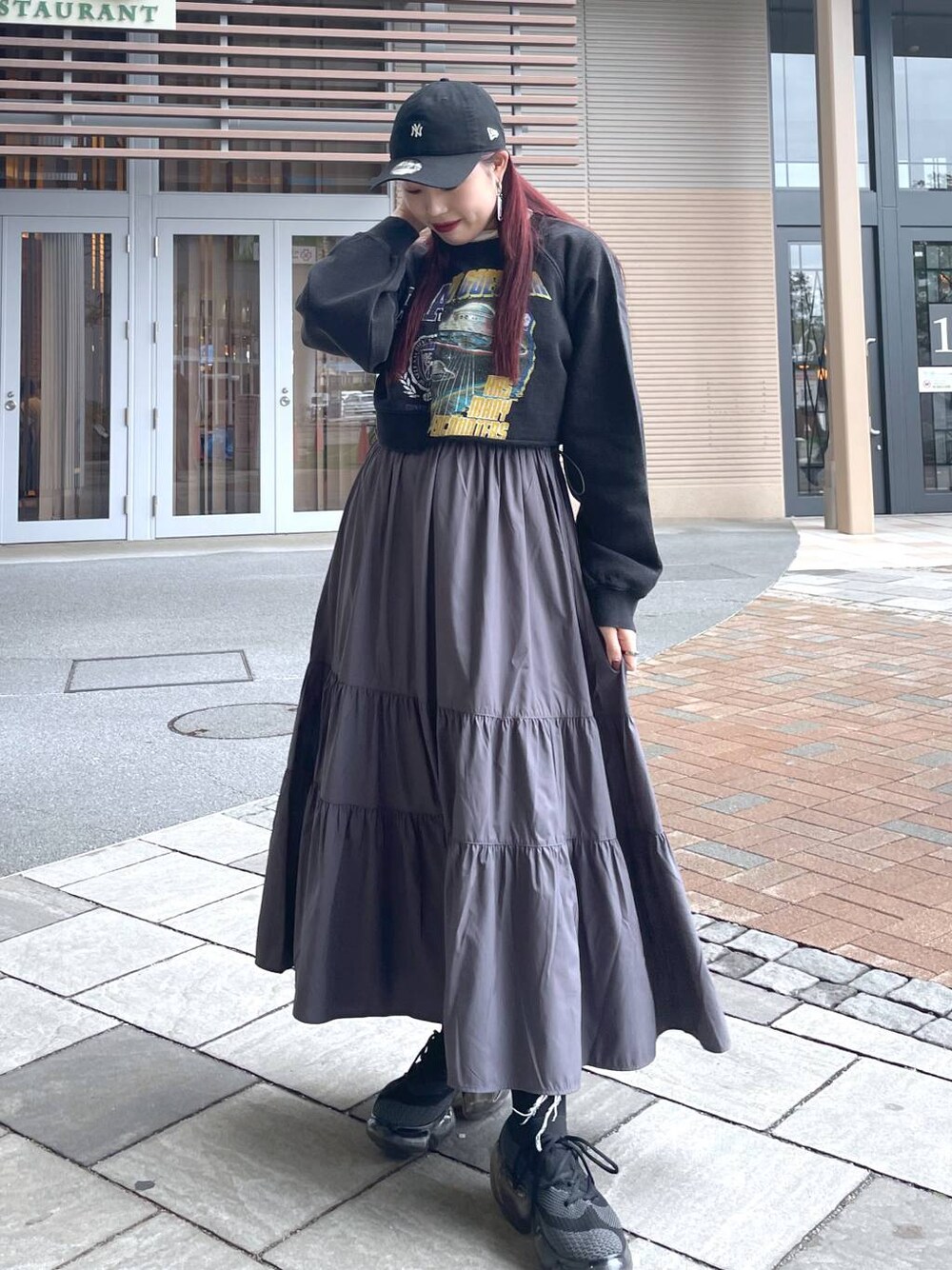 ホワイト系のTシャツ/カットソー、ブラック系のスウェット、グレー系のワンピースを着用したレディースの春コーディネートの1枚目の写真